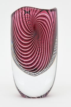 Vintage Murano Seguso Spiral Optic Swirled Deep Pink and White Glass Vase (Vase en verre)