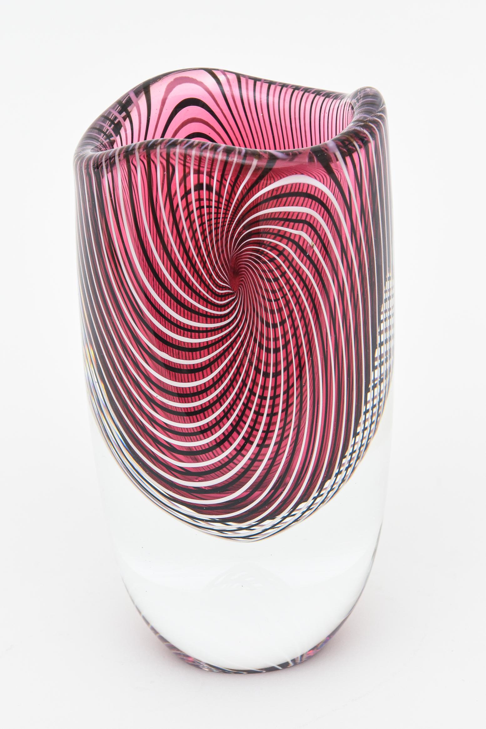 Mid-Century Modern Vintage Murano Seguso Spiral Optic Striped Deep Pink And White Vase or Vessel en vente