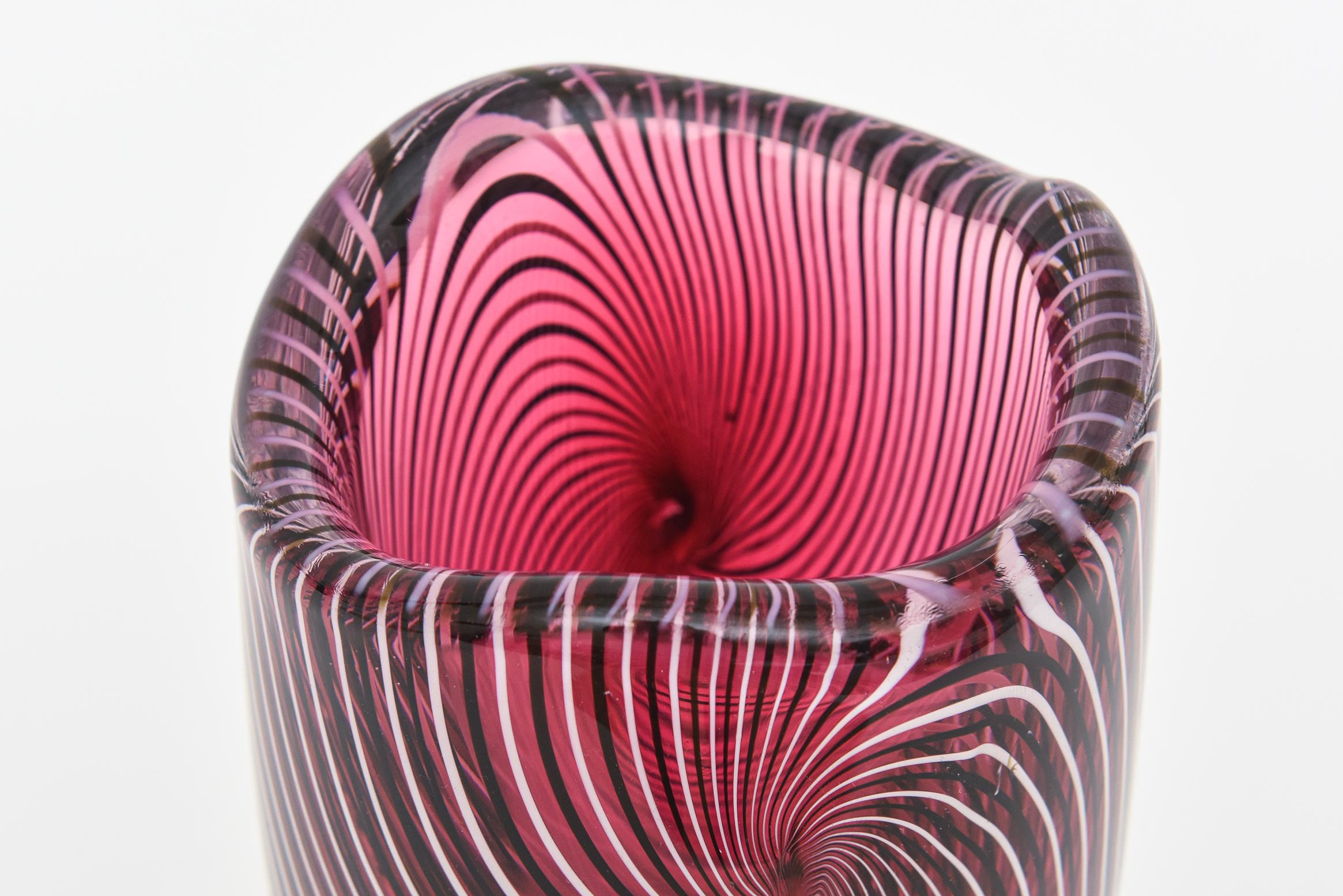 italien Vintage Murano Seguso Spiral Optic Striped Deep Pink And White Vase or Vessel en vente