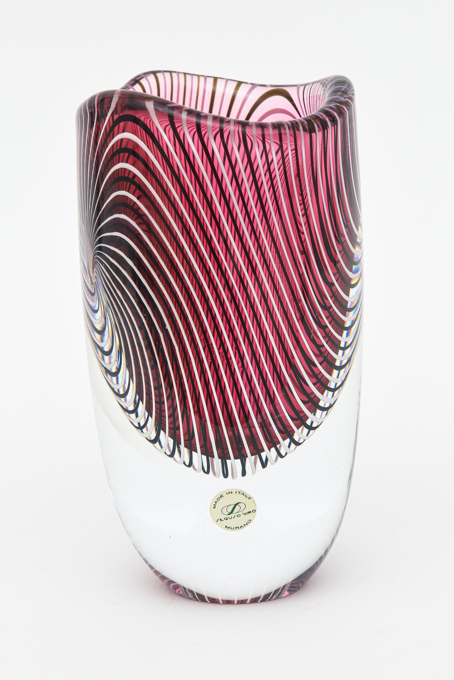 Verre brun Vintage Murano Seguso Spiral Optic Striped Deep Pink And White Vase or Vessel en vente