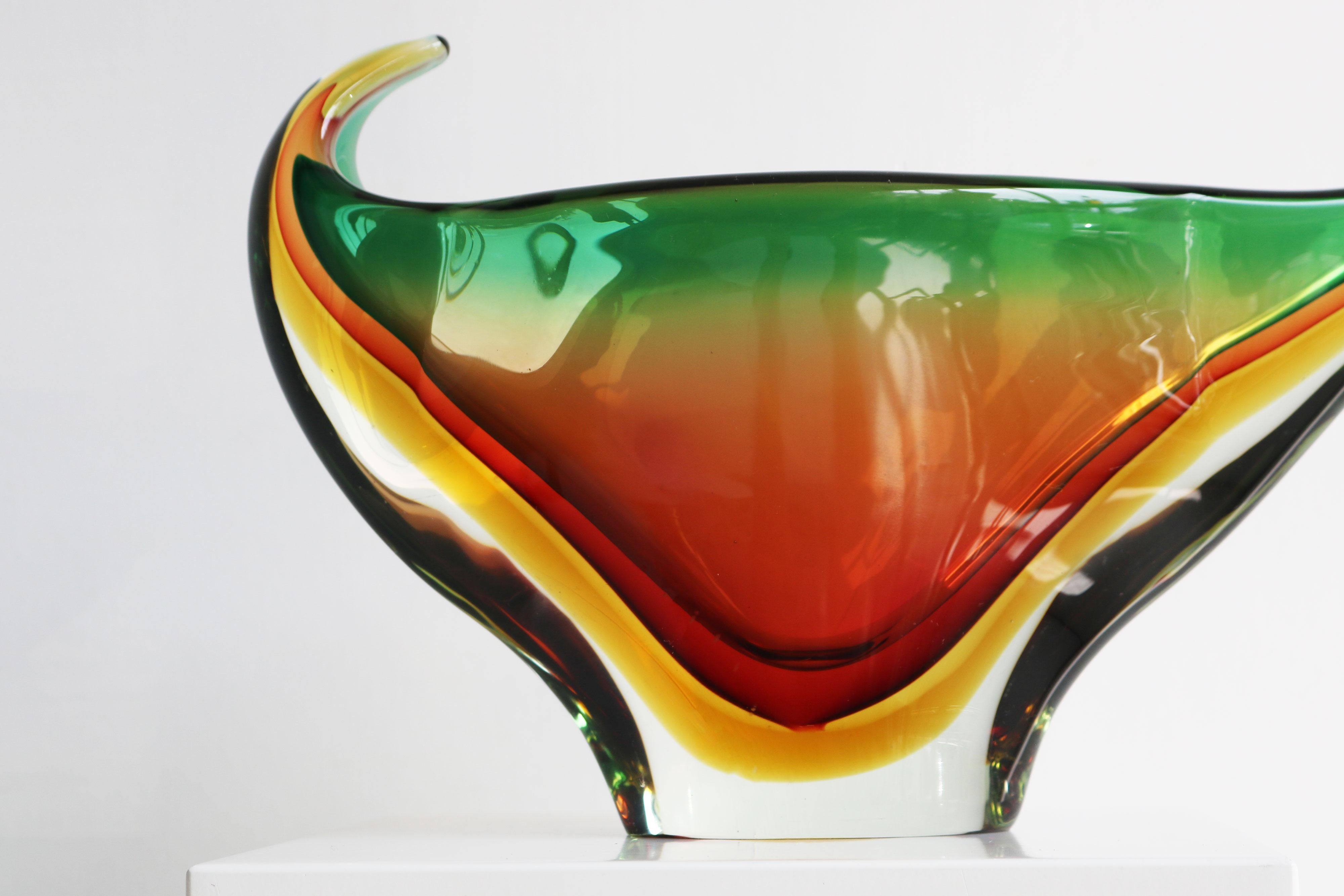 Jarrón vintage de cristal artístico Murano Sommerso de forma libre de Flavio Poli para Seguso 1960 mediados del siglo XX en venta