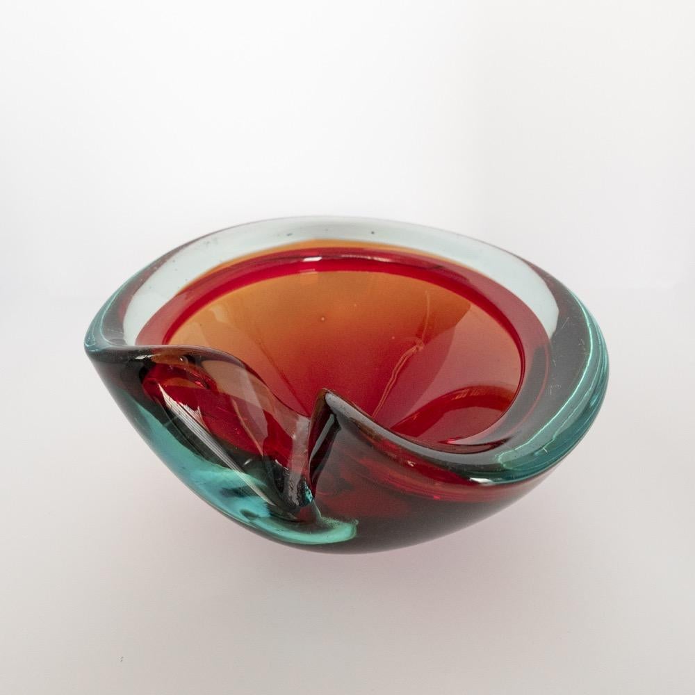 While some Murano ashtrays come in simple shapes, others have more ornate and sculptural styles. The skilled glassblowers and artisans of the venetian island can effortlessly obtain the most fantasious shapes out of the fascinating material they