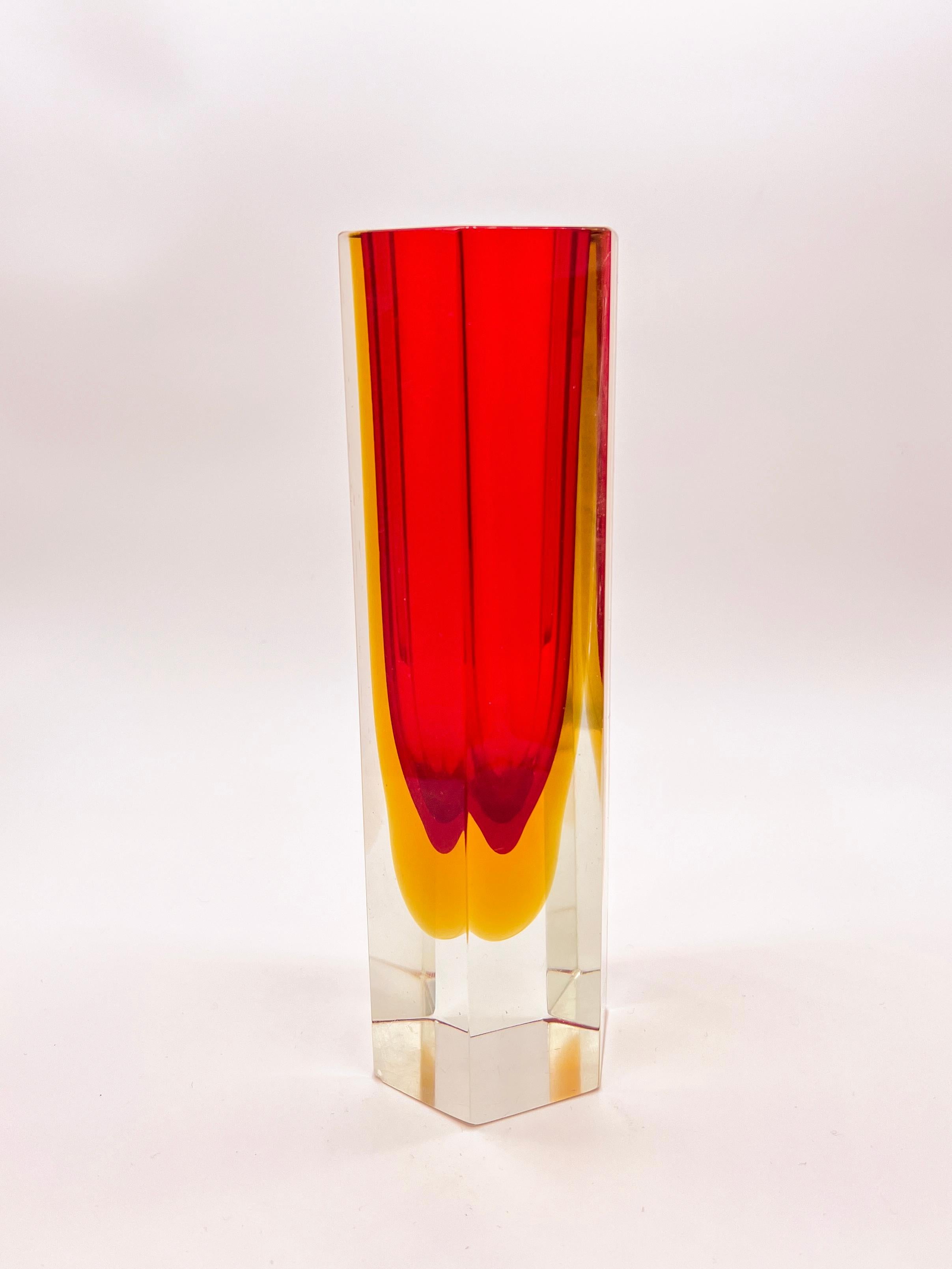 Mentre alcuni posacenere di Murano hanno forme semplici, altri hanno uno stile più ornato e scultoreo. Gli abili soffiatori e artigiani del vetro dell'isola veneziana riescono a ottenere senza sforzo le forme più fantasiose dall'affascinante