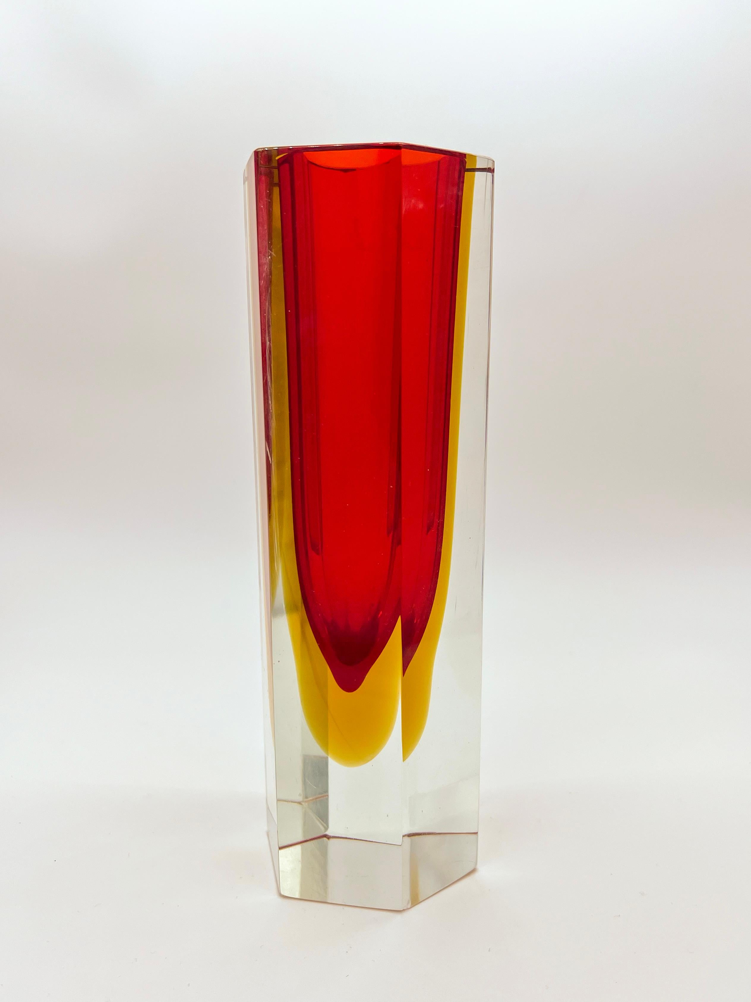 Mid-Century moderno Vaso scultura da collezione Murano Sommerso d'epoca in vetro rosso e trasparente in vendita