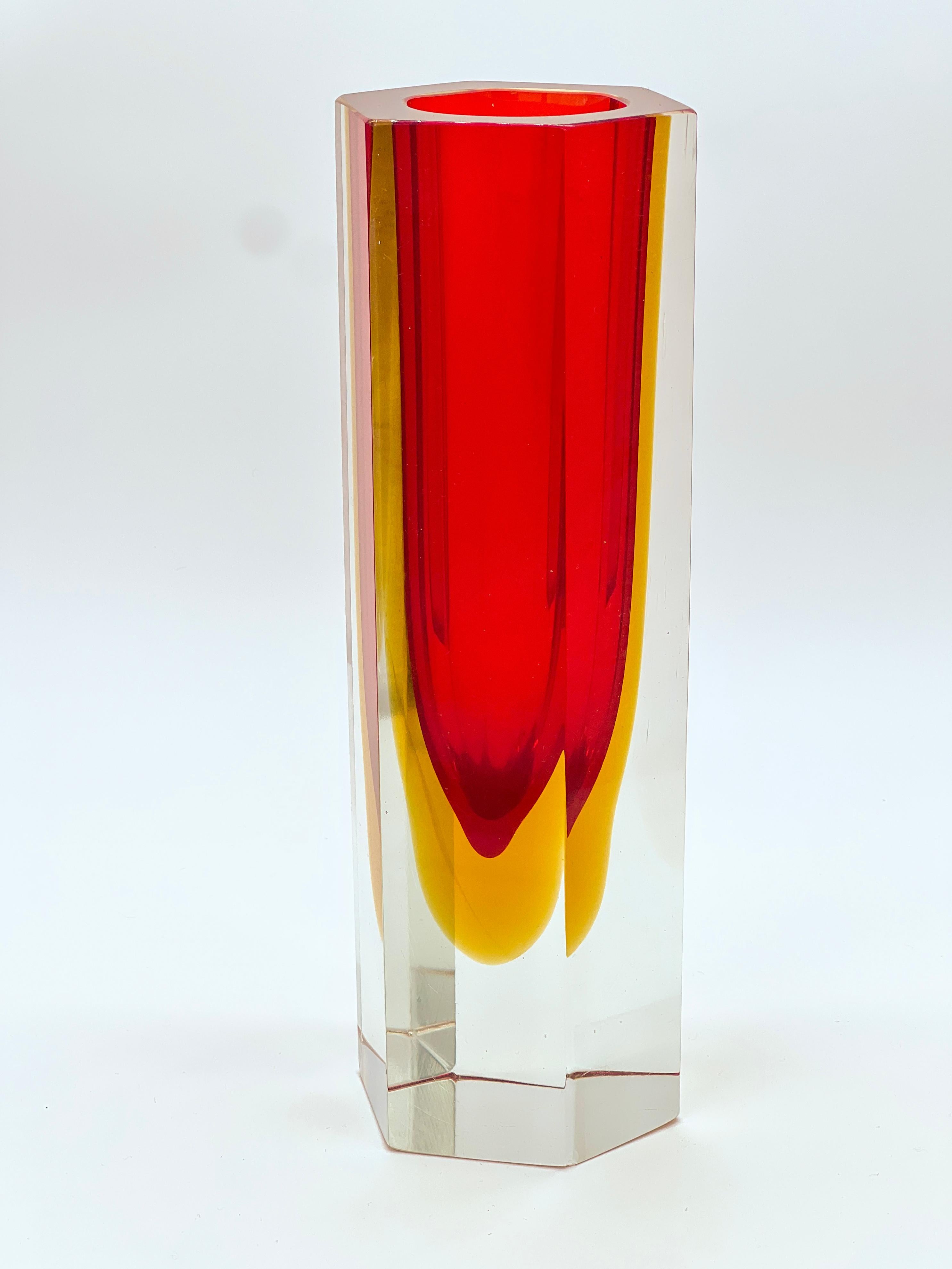 Italiano Vaso scultura da collezione Murano Sommerso d'epoca in vetro rosso e trasparente in vendita