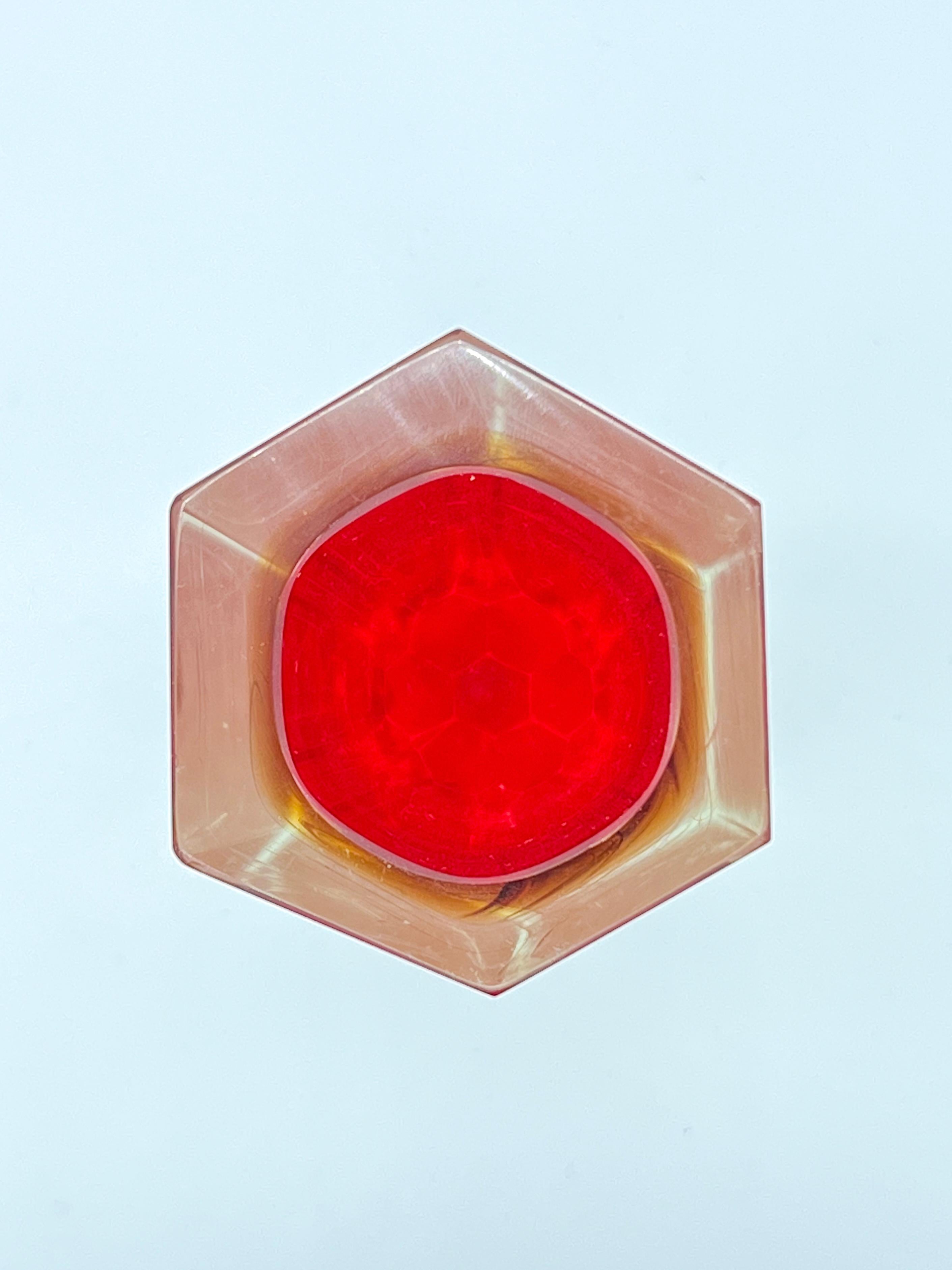 Vaso scultura da collezione Murano Sommerso d'epoca in vetro rosso e trasparente In condizioni buone in vendita a Milano, IT