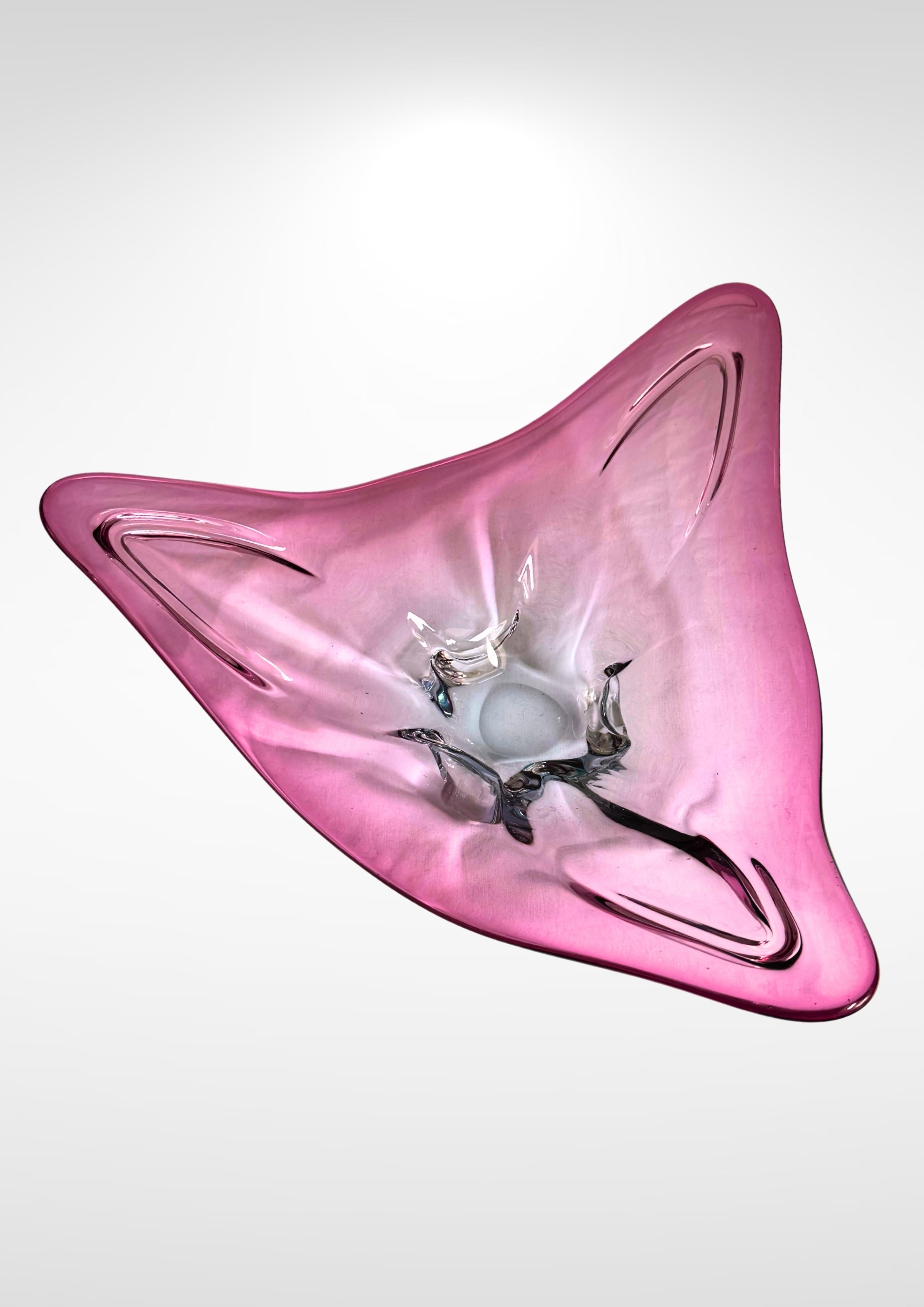 Ciotola da centro in vetro di Murano Glass Sommerso della metà del secolo scorso, circa 1960.
Ciotola da centrotavola di grandi dimensioni con colori rosa e blu sfumati e sommersi.
Offerto in perfette condizioni, senza danni.
