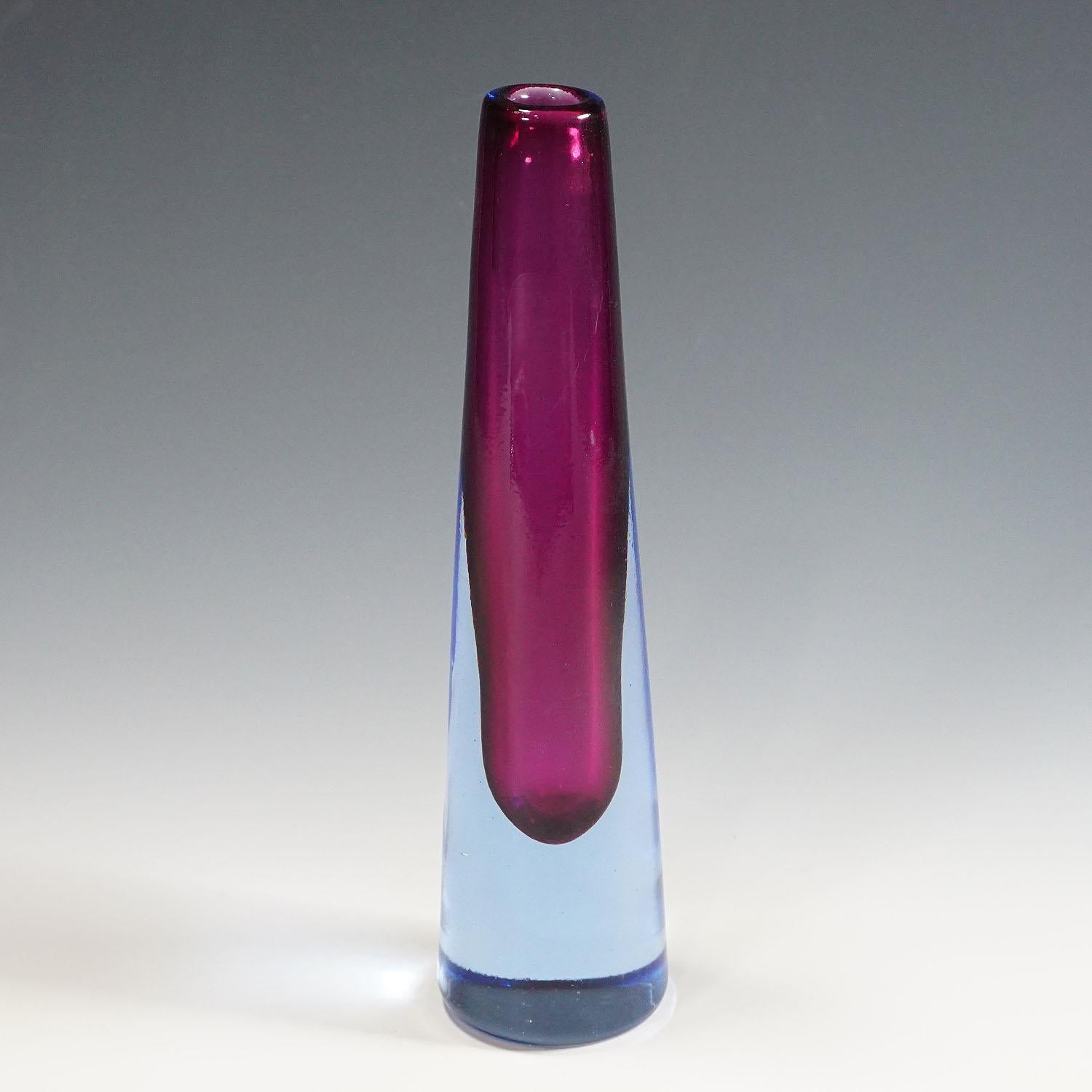 Eine Vase aus blauem und violettem Sommerso-Glas im Vintage-Stil. Hergestellt von Salviati & Co. in Venedig. Wahrscheinlich von Lugiano Gaspari entworfen. Firmenetikett auf dem Sockel 'salviati venezia'. Hergestellt in Murano, um 1960.

Maße: Höhe