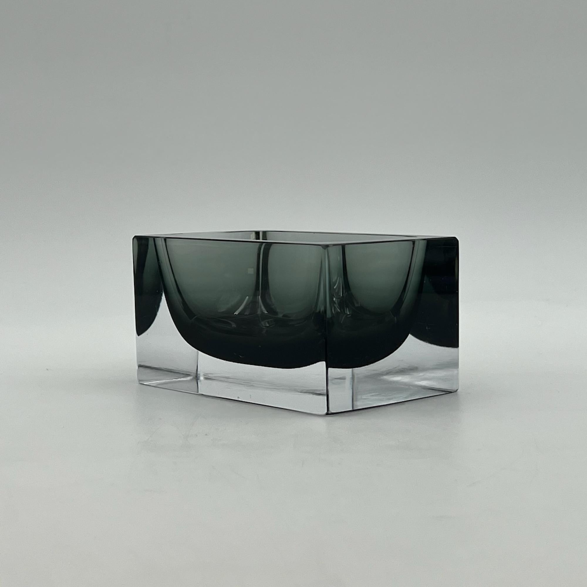 Immerse yourself in the artistic legacy of the 1960s with this exquisite Murano ‘Sommerso’ Glass Rectangular Vase by legendary designer Vincenzo Nason. Crafted with precision and flair, this small vase or catchall is a testament to Nason’s mastery