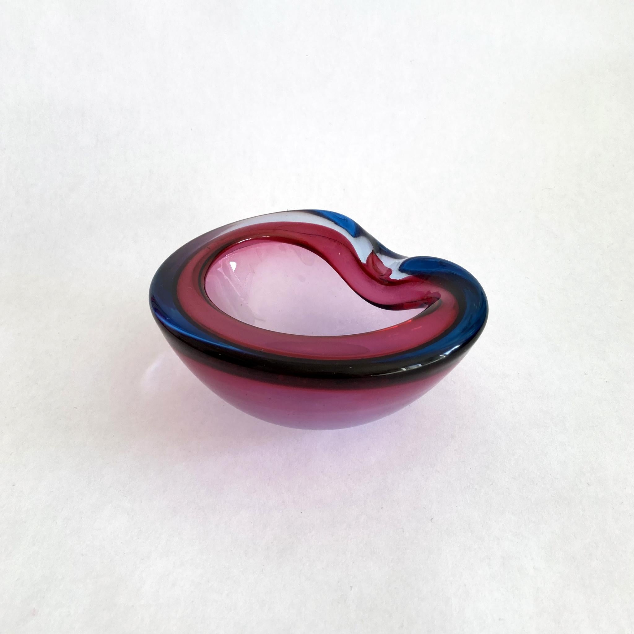 Stunning Murano hand blown bowl/ catchall in the sommerso technique. Bold blue and magenta pink layers of glass glitter when the light hits this piece at different angles. In good vintage condition, no chips, minor scratches on underside. A few