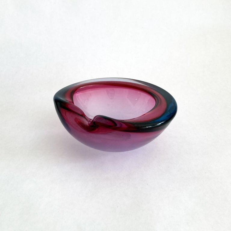 Hand-Crafted Vintage Murano Sommerso Handblown Bowl Catchall in Blue and Magenta Pink Glass For Sale