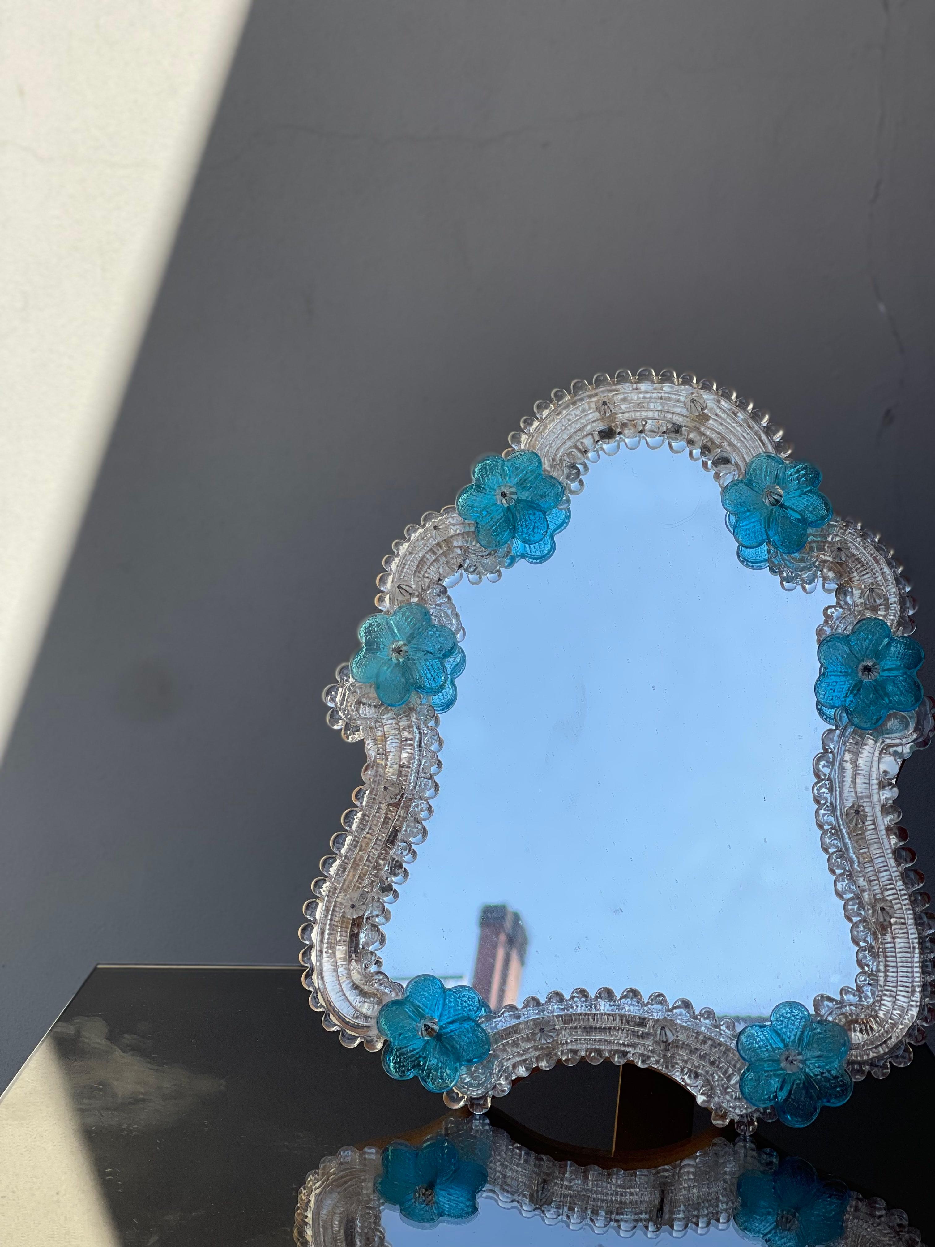Splendida toletta in vetro di Murano vintage anni 1950 specchio 6 fiori blu
Lo schienale è in legno con un supporto incernierato


 35 cm X 25 cm

Condizioni perfette, nessuna crepa, nessun truciolo.
