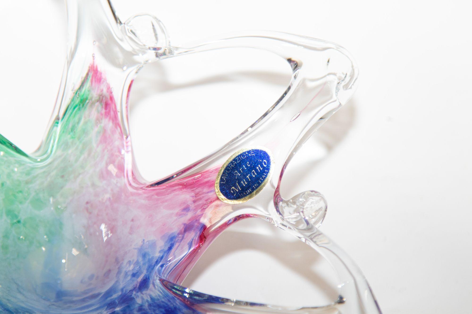 Vintage handgefertigte Murano Stern Blume Kunst Glasschale Italien.
Wunderschöne, blütenförmige oder 6-spitzige, mundgeblasene Glasschale in klar und rosa, blau, grün.
Vintage mundgeblasenes Murano Sternennebel-Kunstglas mit durchbrochenen und