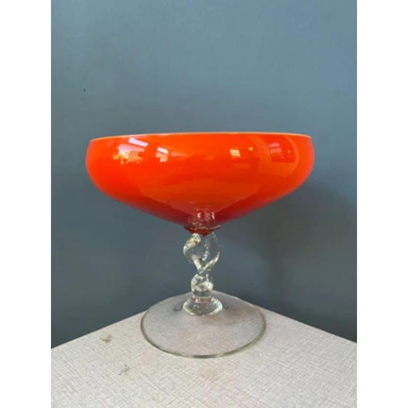 Ein Vintage-Glas oder eine Vase im Murano-Stil. Der untere Teil besteht aus klarem Glas und der obere Teil ist orange/rot.

Abmessungen: 
ø Durchmesser: 18 cm
Höhe: 17 cm

Zustand: Sehr gut. Keine sichtbaren Gebrauchsspuren.
