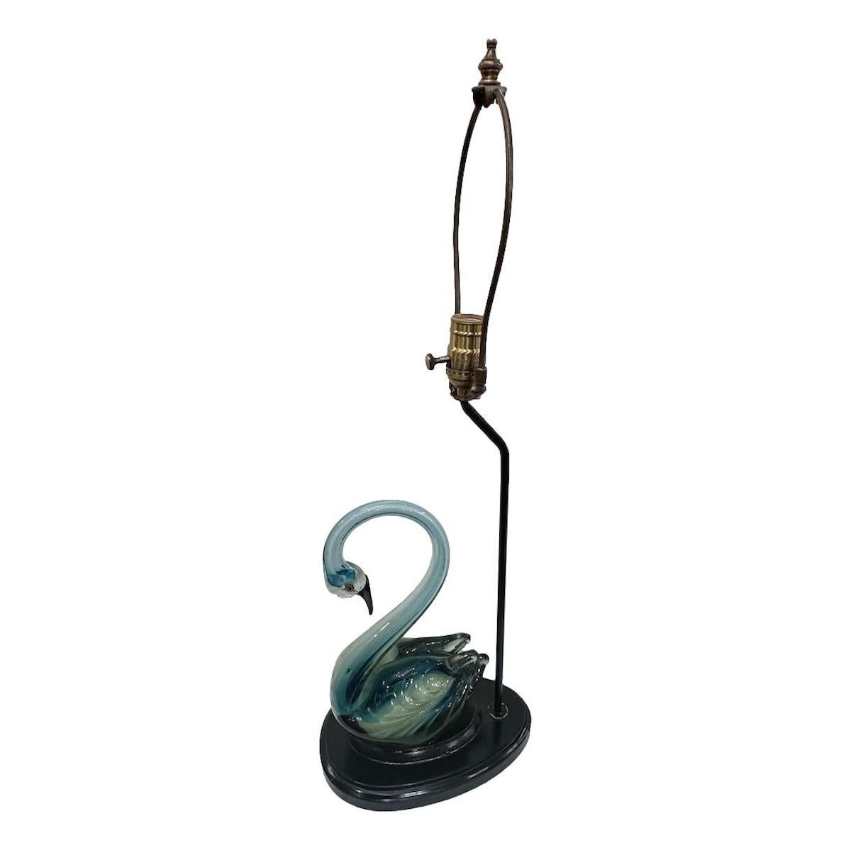 Lámpara italiana de cristal soplado azul con forma de cisne de la década de 1960.

Medidas:
Altura del cuerpo: 16
Altura hasta el apoyo de la sombrilla: 28
Anchura: 11
Profundidad: 7