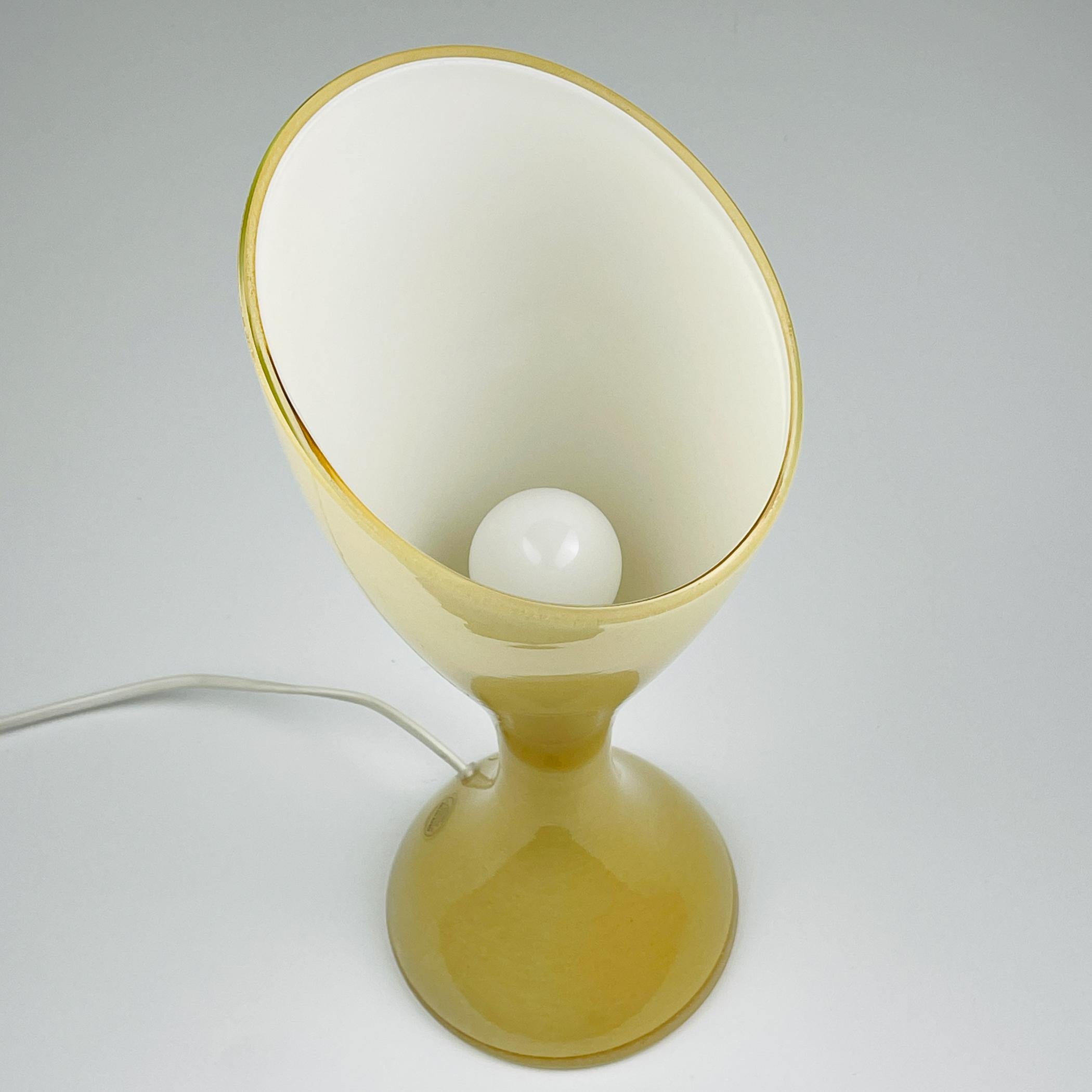 Vintage beige Murano glass table lamp by Vistosi made in Italy in the 1980s. Founded by Guglielmo Vistosi in 1945, Vistosi Lighting brings you the finest example of traditional Venetian hand-blown glass craftsmanship. This Italian glass atelier,