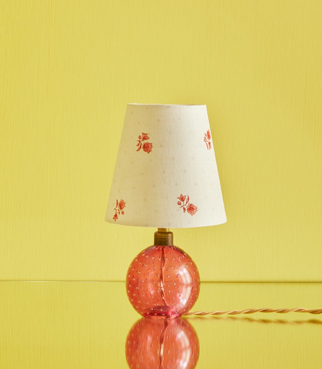 Italien, 1950er Jahre

Murano Tischlampe aus rosafarbenem Blasenglas mit von uns angefertigtem Lampenschirm.

Maße: H 29 x Ø 16 cm.

Verwenden Sie für diese Lampe nur eine LED-Glühbirne.