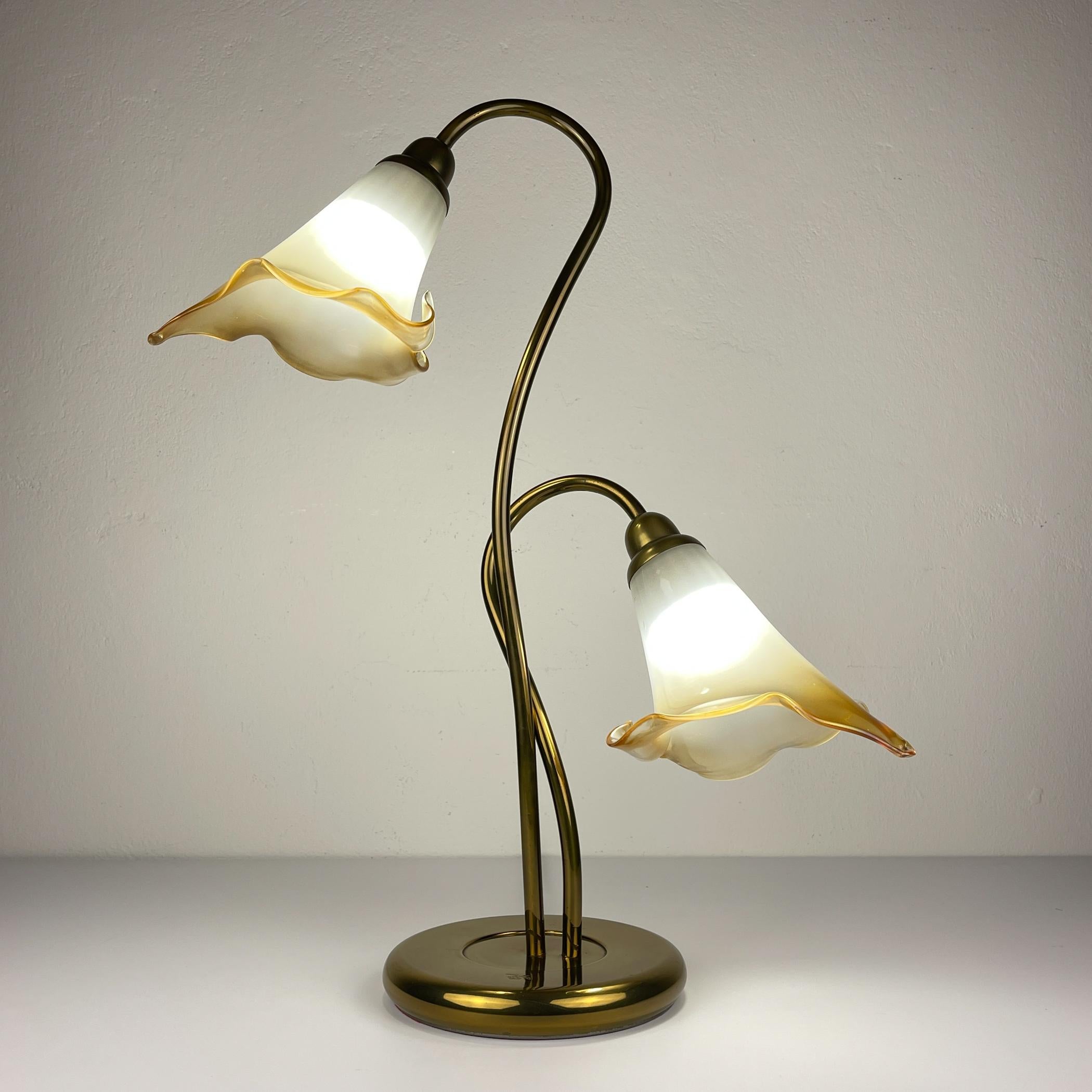 Belle grande lampe de table Murano Lilies fabriquée en Italie dans les années 1970.

Très bon état vintage. La lampe porte le Label du fabricant d'origine.

Dimensions :
Largeur : 48 cm / 19 pouces
Hauteur : 63 cm
Profondeur : 25 cm / 9.8