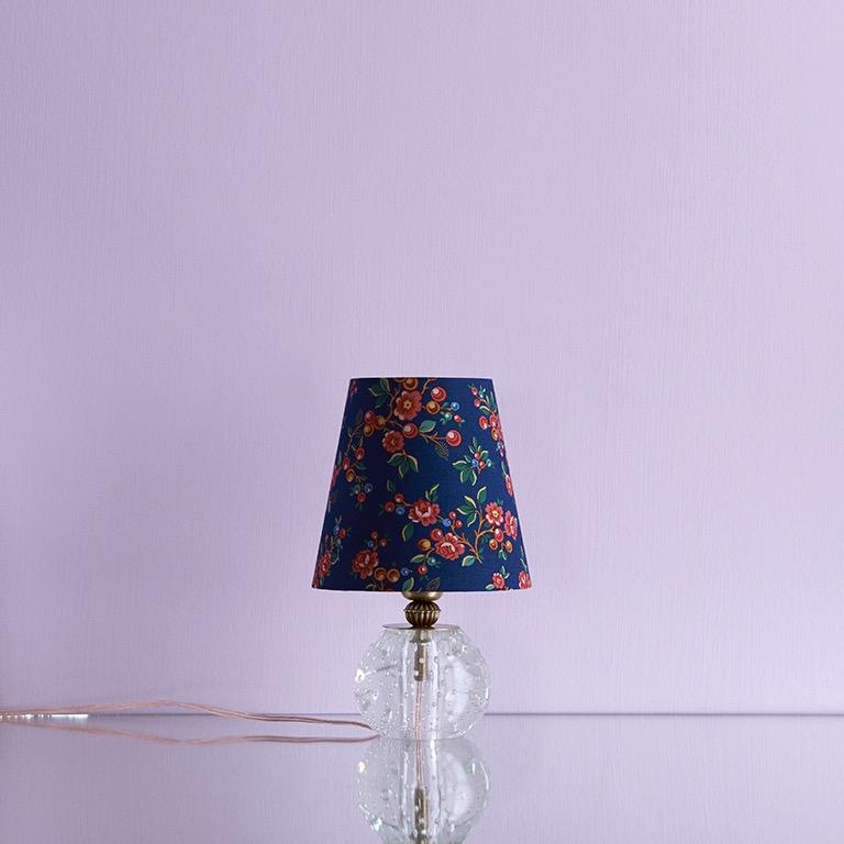 Italy, 1950s

Table lamp in clear glass with customised shade

A pair is available.

Measures: H 25 x Ø 15.