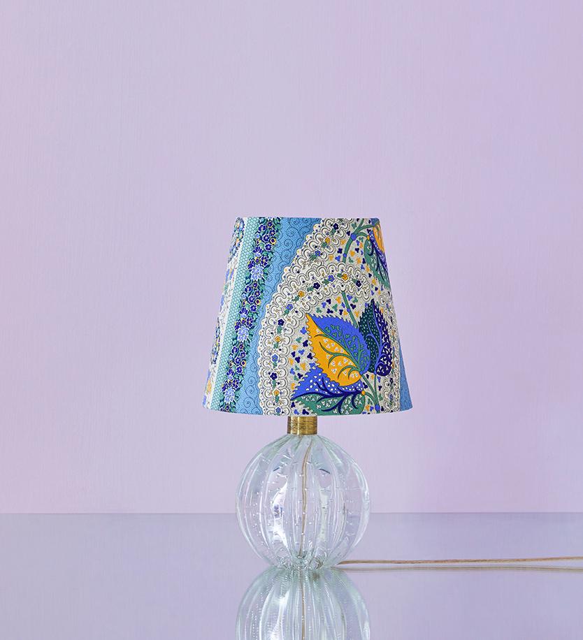 Italy, vintage

Murano bullicante clear lamp with customized shade

Measures: H 30 x Ø 18 cm.