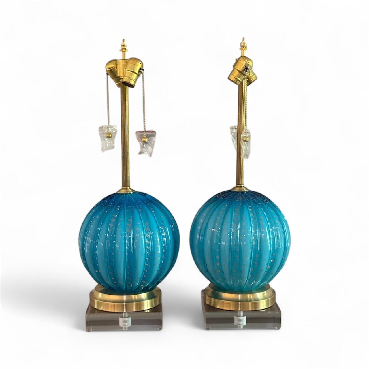 Lampes Vintage Murano en verre TEAL avec de superbes bulles dorées et contrôlées. Ces lampes sont très colorées ! Elles sont montées sur des bases en lucite et en laiton et sont dotées d'une double douille. Le long col est en laiton antique. Il