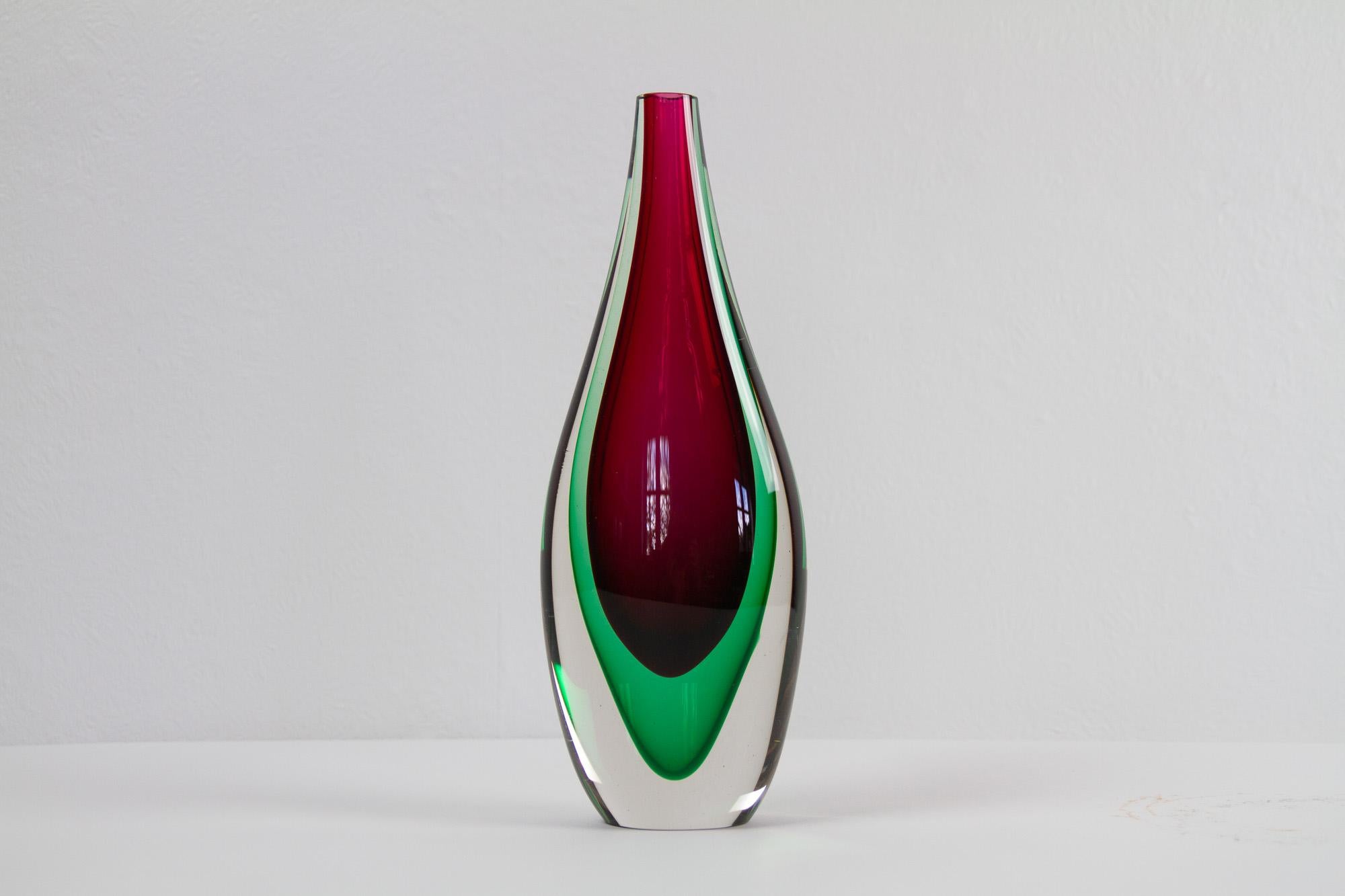 Vintage Murano Teardrop Sommerso Vase 1960er Jahre
Wunderschöne Vase aus klarem, grünem und magentafarbenem Glas, mundgeblasen auf der Insel Murano in der Sommerso-Technik, bei der verschiedene Glasfarben übereinander geschichtet werden.
Höhe 28