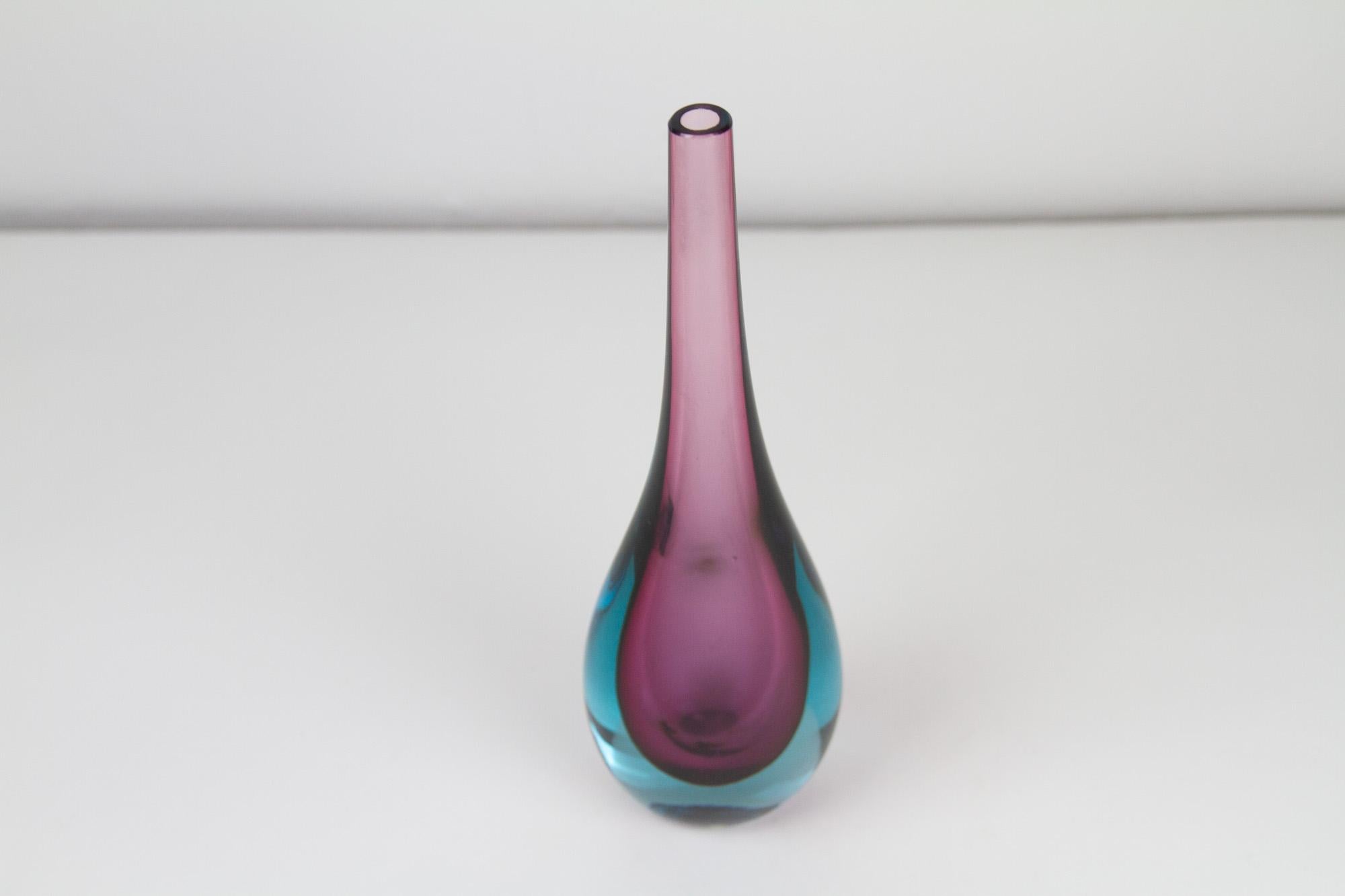 Vintage Murano Teardrop Sommerso vase 1960s
Beautiful Murano vase in clear, ice blue and purple glass hand blown on Murano Island by using the Sommerso technique of layering different colors of glass.
Height 25.5 cm.
Very good vintage condition