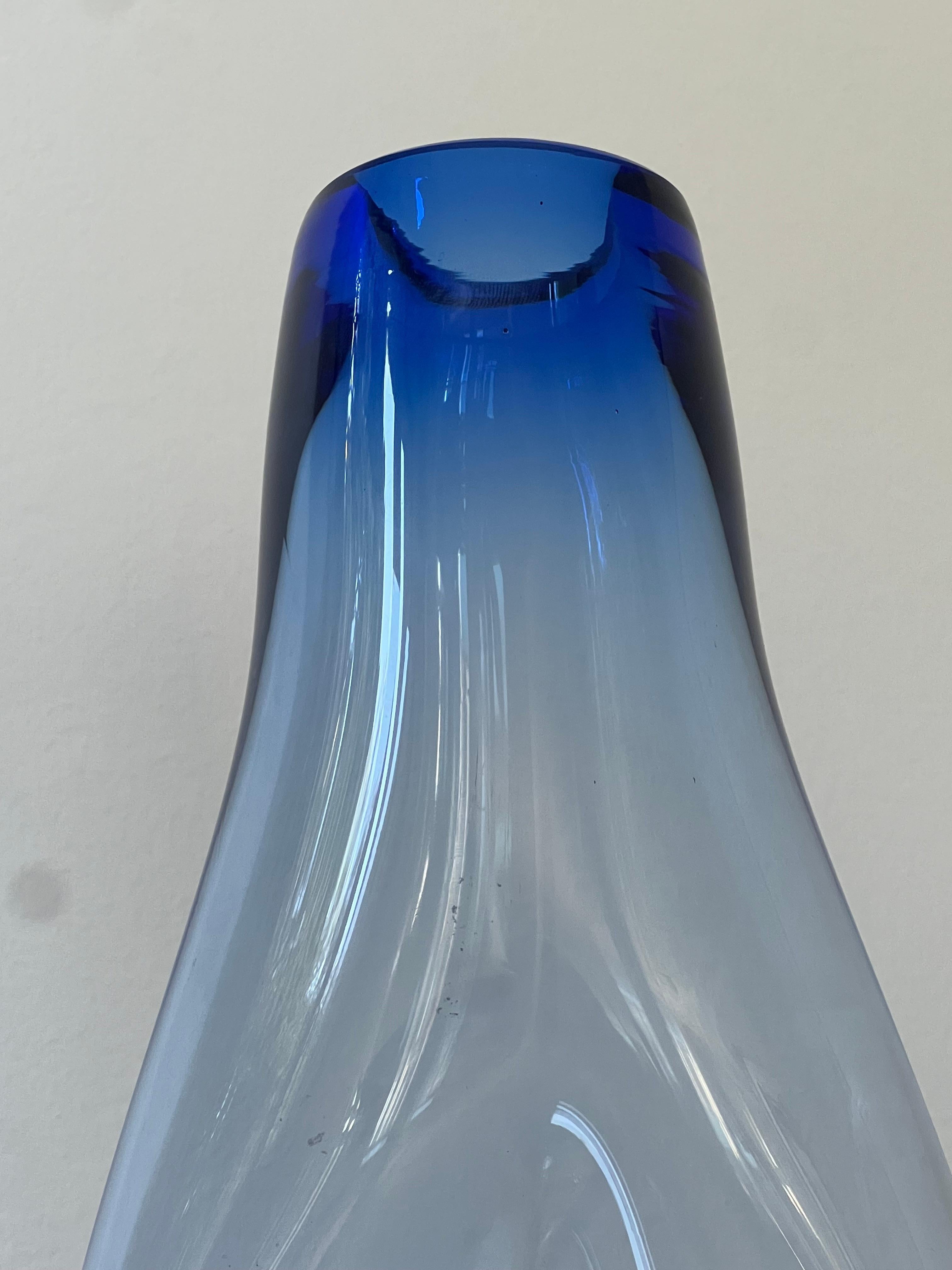 Magnifique vase moderne de Murano, en verre bleu et transparent, années 1970 en vente 3