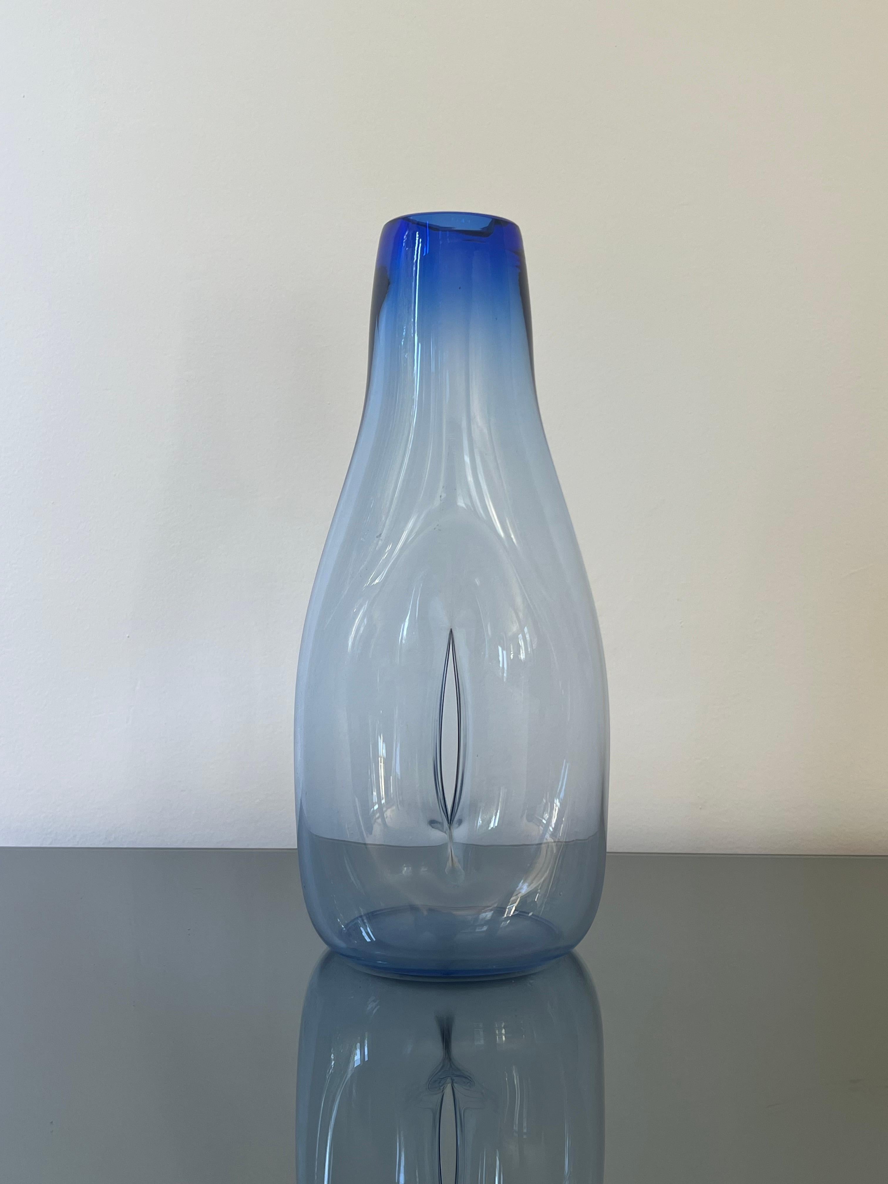 Vase en verre décoratif - Vase Murano soufflé à la main - Verre vintage de collection - Verre de Murano

Vase Murano peu commun, soufflé à la main sur l'île italienne dans les années 1960, à l'époque où le design du milieu du siècle battait son
