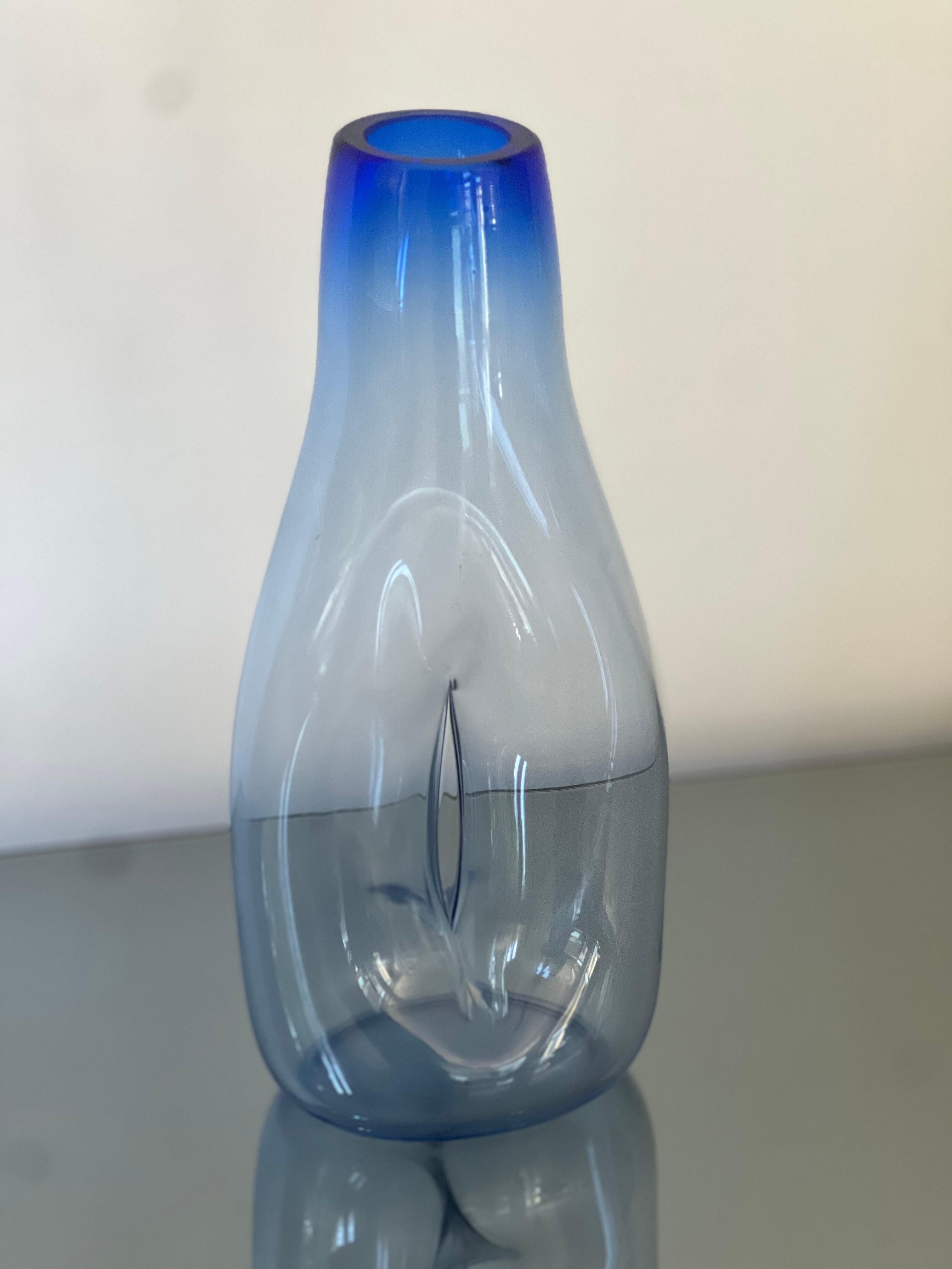 Mid-Century Modern Magnifique vase moderne de Murano, en verre bleu et transparent, années 1970 en vente