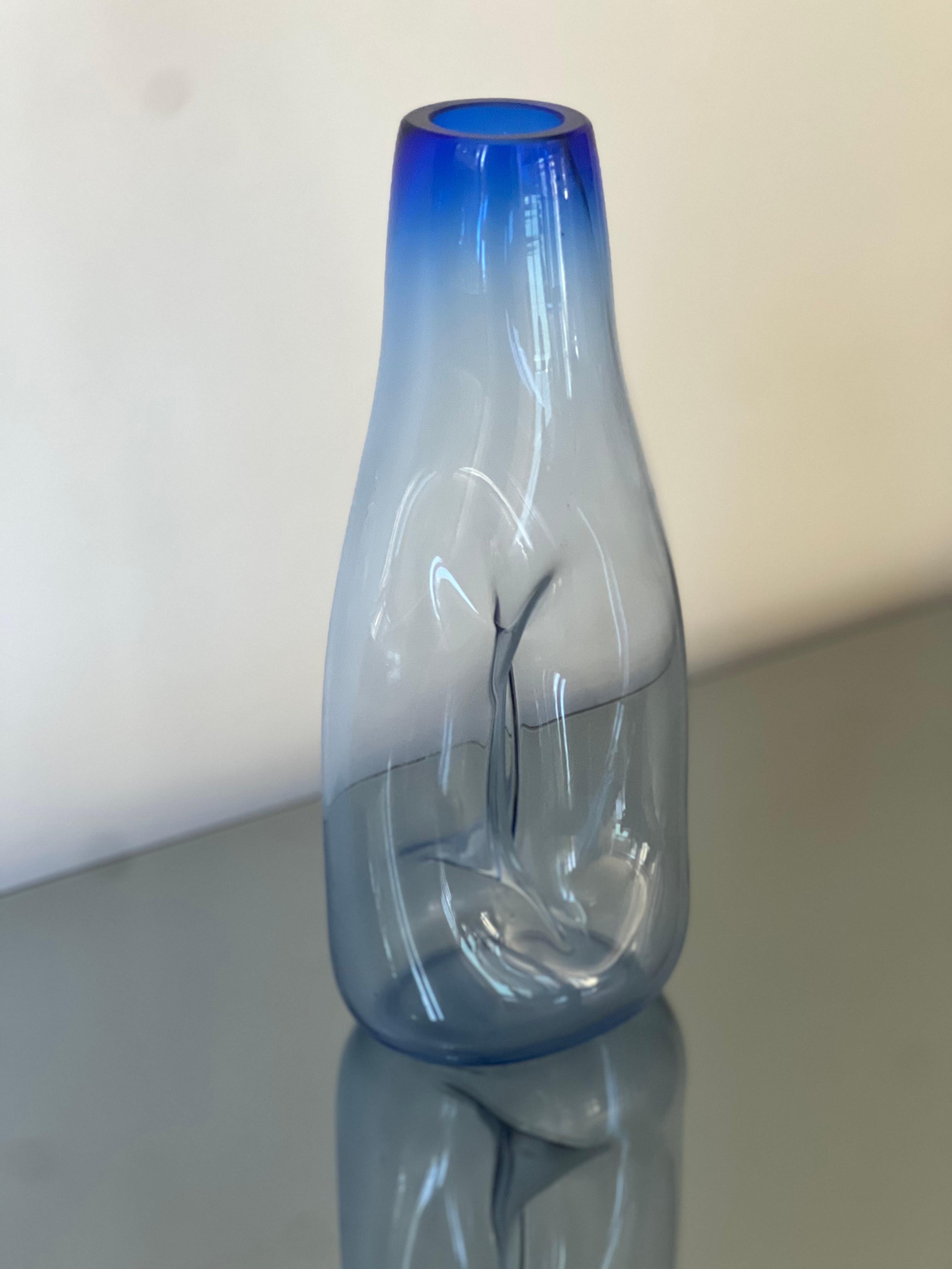 italien Magnifique vase moderne de Murano, en verre bleu et transparent, années 1970 en vente