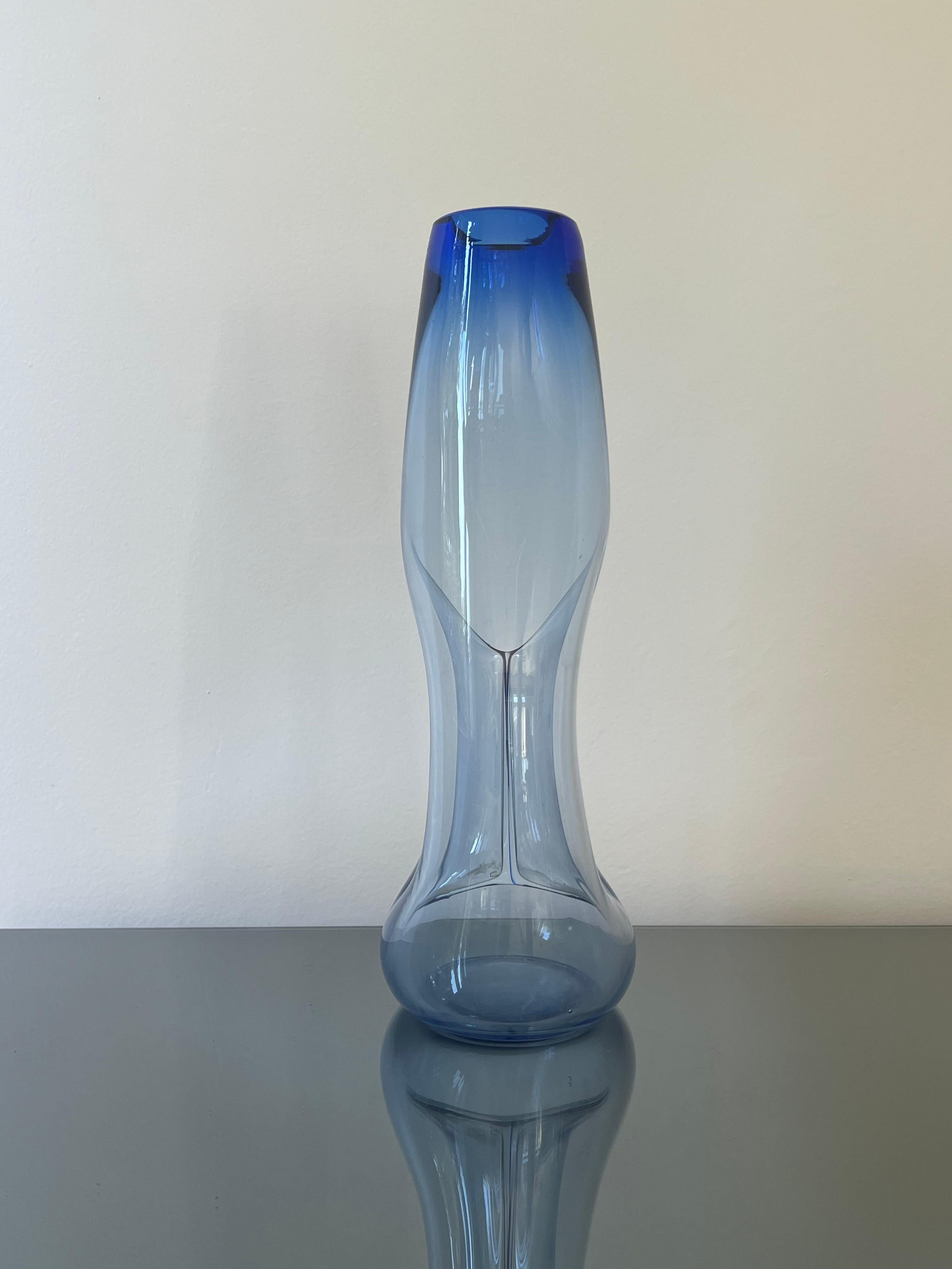 Magnifique vase moderne de Murano, en verre bleu et transparent, années 1970 Bon état - En vente à Milano, IT