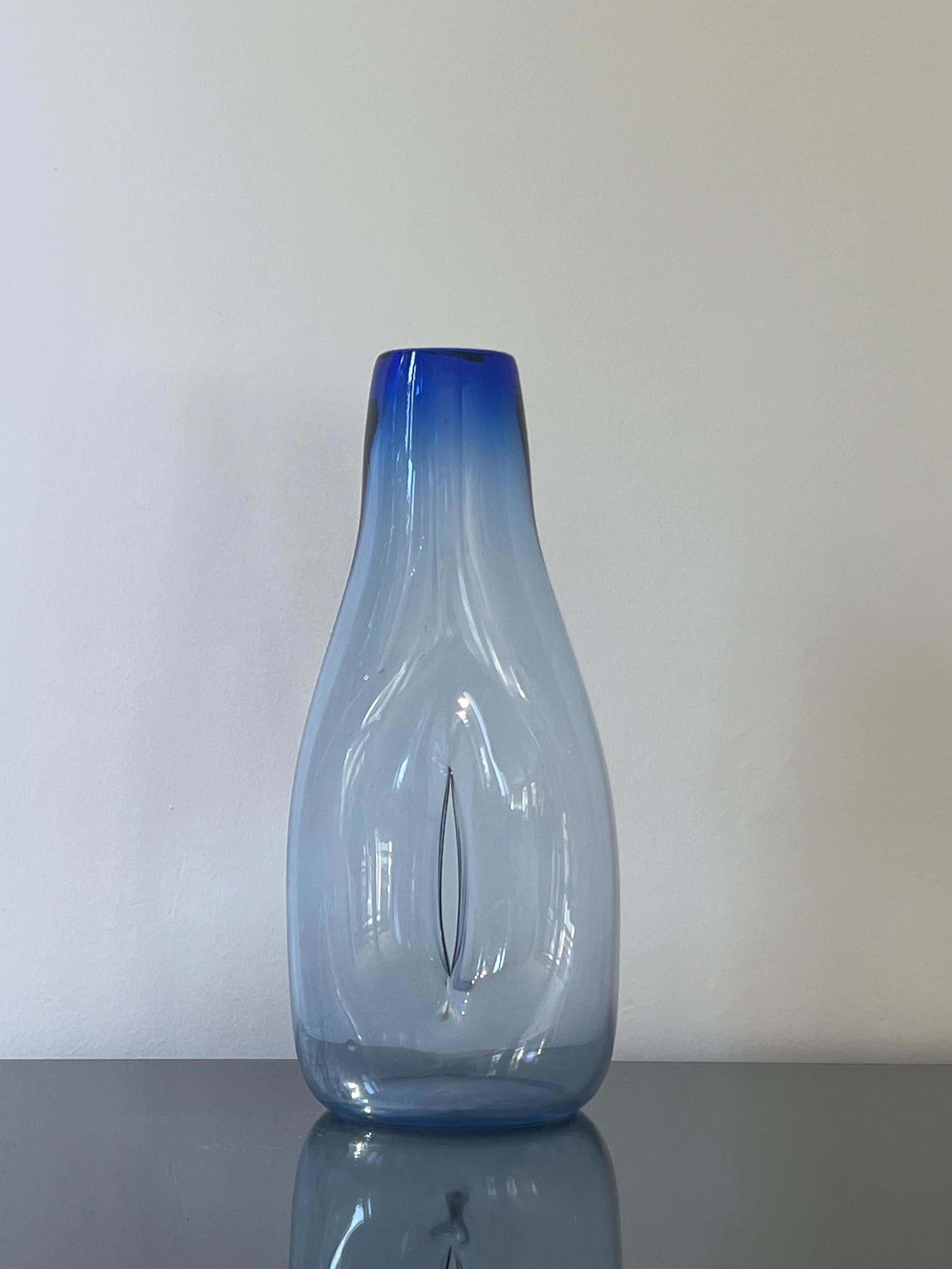 Verre Magnifique vase moderne de Murano, en verre bleu et transparent, années 1970 en vente