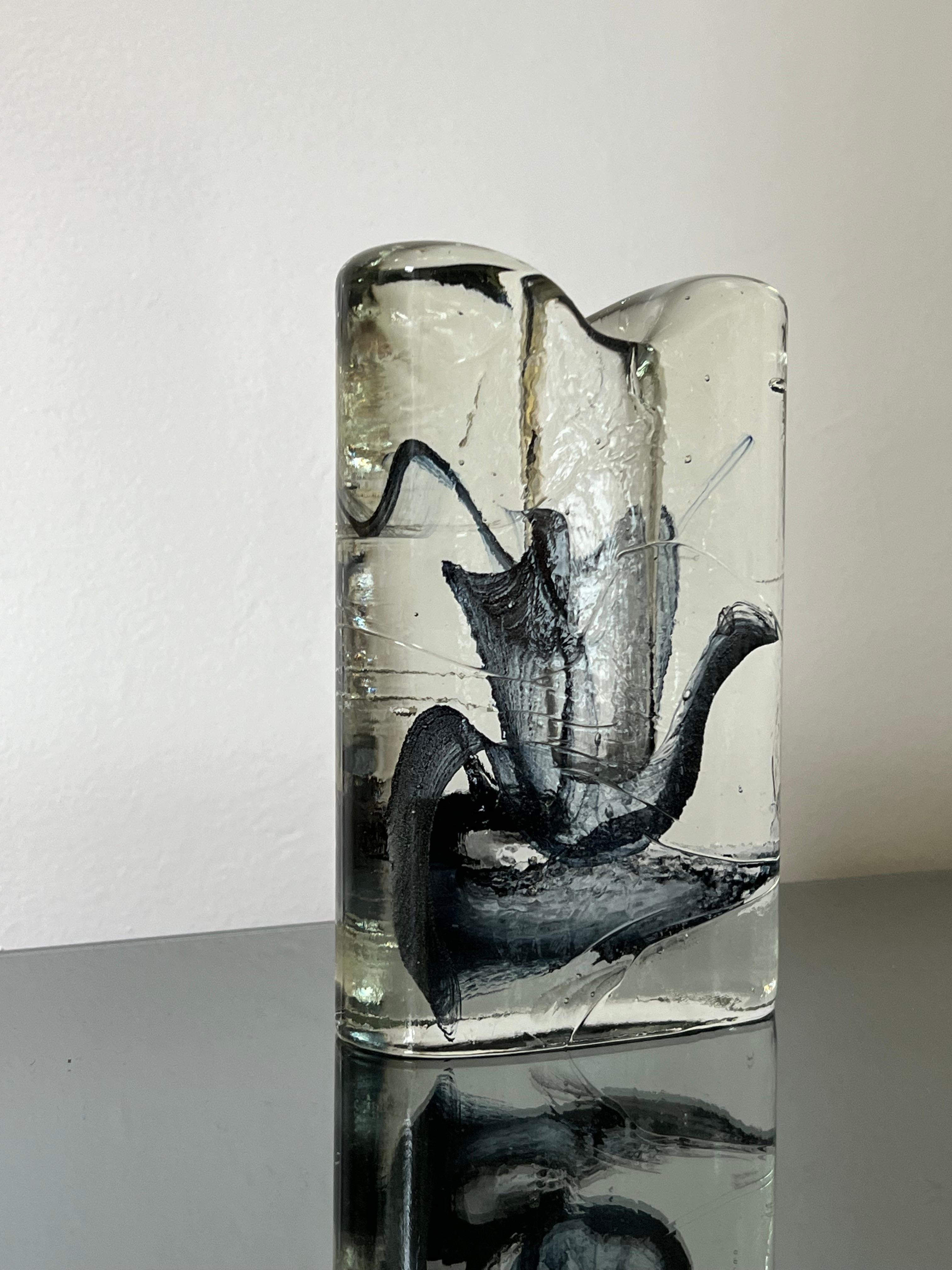 Vase Vintage Murano - Sculpture en verre épais - Décoration de bibliothèque

Vase Vintage Murano en verre clair épais, avec un fascinant décor en verre noir ressemblant à une goutte d'encre se dissolvant dans l'eau.

Probablement fabriqué dans les