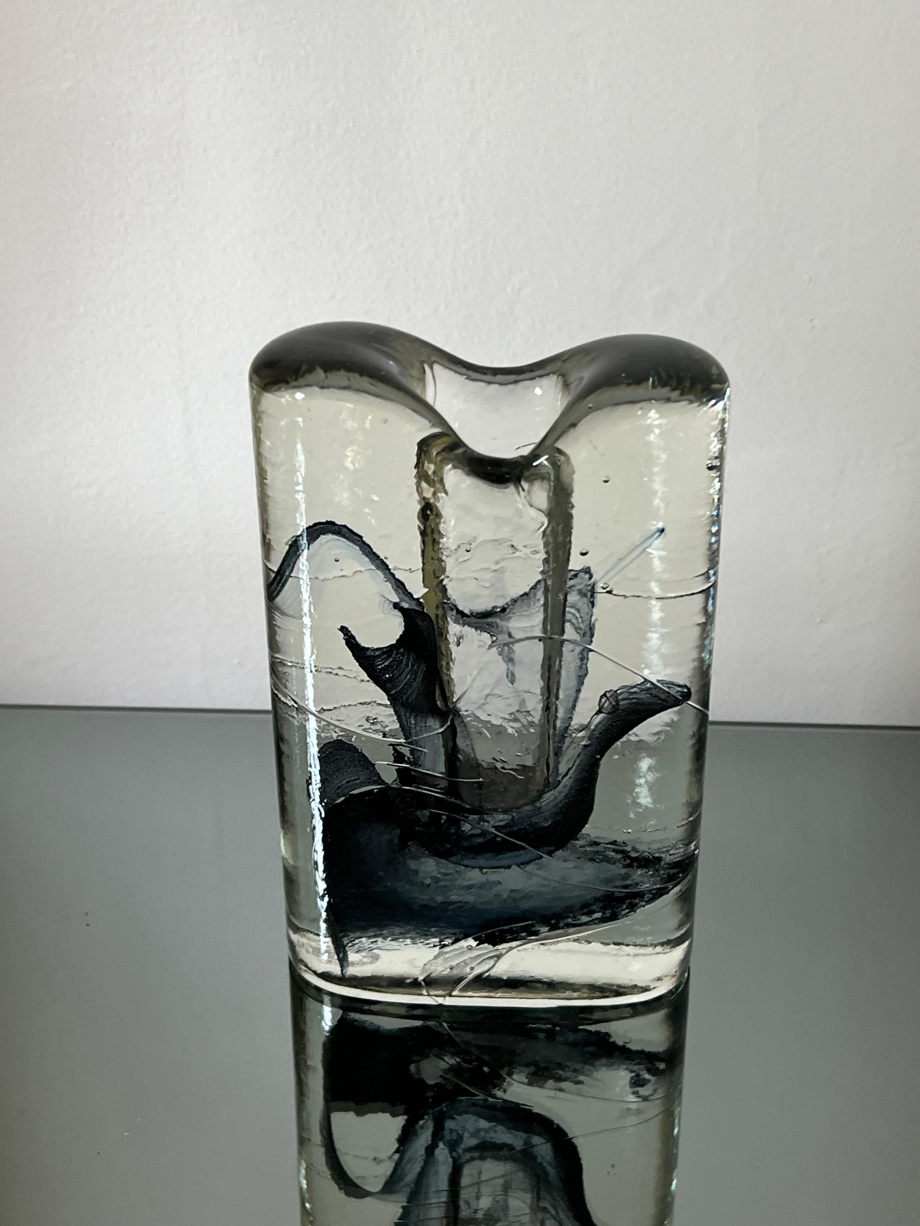 Mid-Century Modern Vase unique en verre de Murano en verre clair et gouttes abstraites noires 1960's-70's en vente