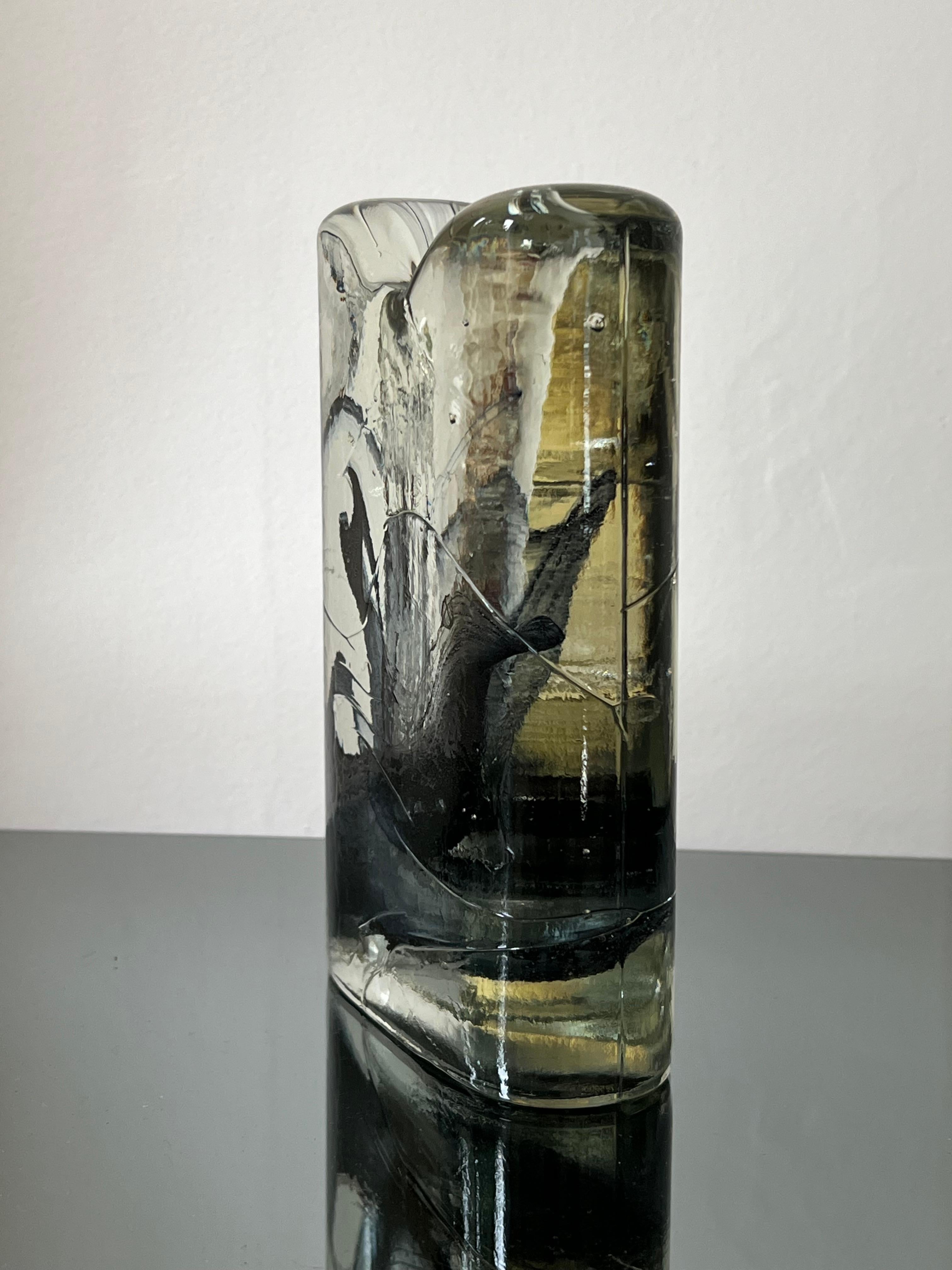 italien Vase unique en verre de Murano en verre clair et gouttes abstraites noires 1960's-70's en vente