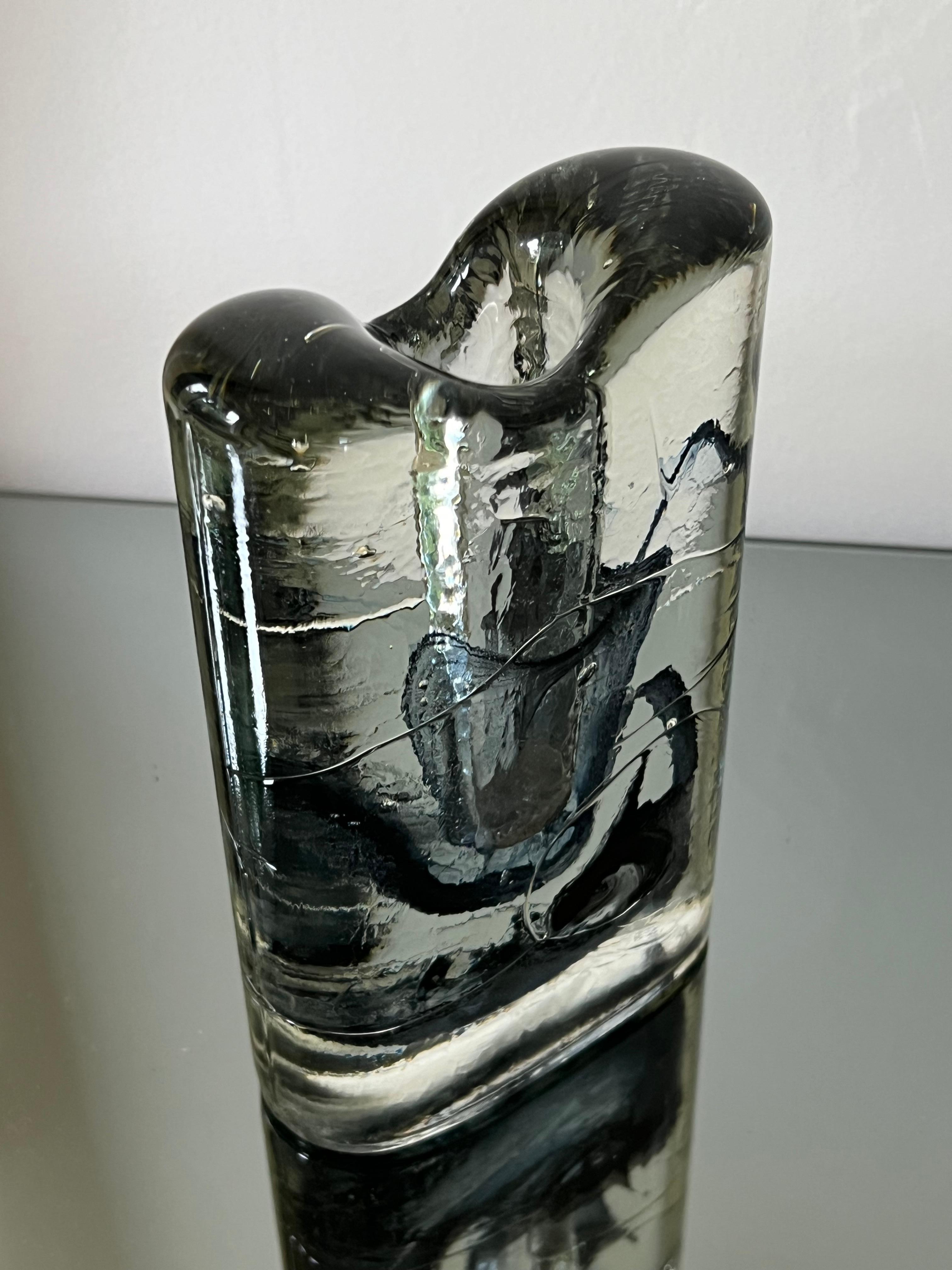 Milieu du XXe siècle Vase unique en verre de Murano en verre clair et gouttes abstraites noires 1960's-70's en vente