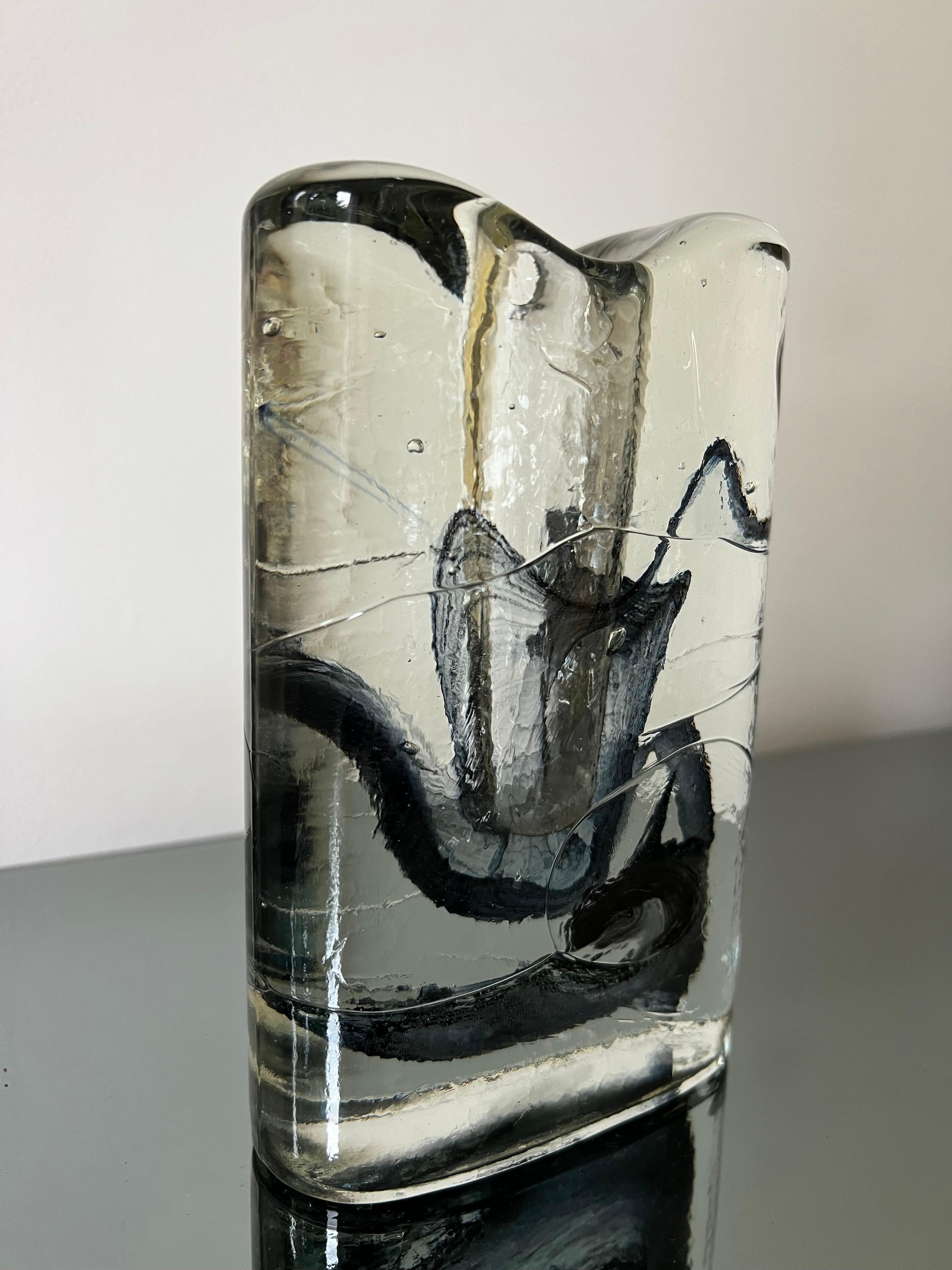 Verre Vase unique en verre de Murano en verre clair et gouttes abstraites noires 1960's-70's en vente