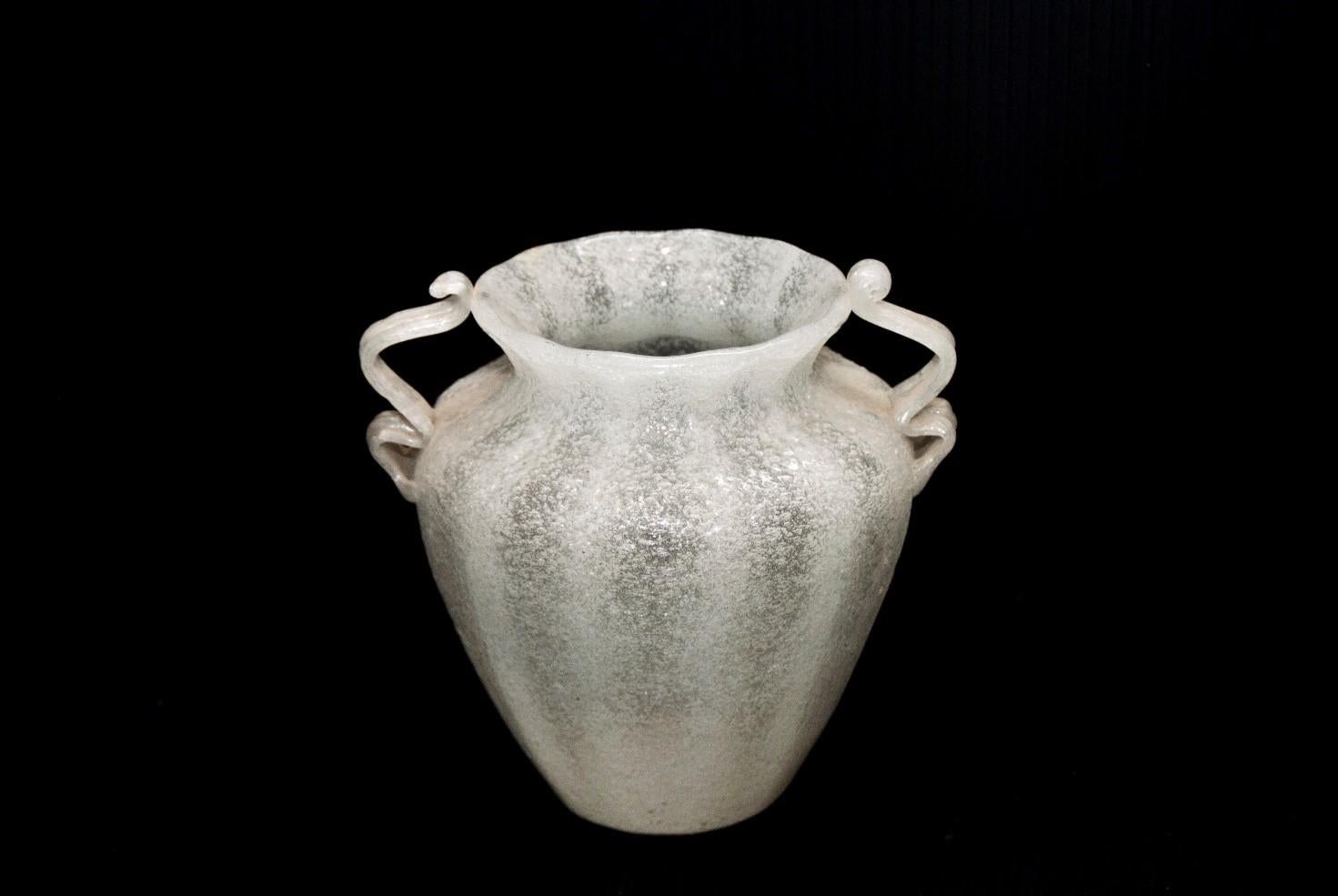 Vintage-Vase aus Muranoglas in weißem Pulegoso-Glas von Napoleone Martinuzzi, 1930er Jahre im Zustand „Hervorragend“ im Angebot in Roma, IT