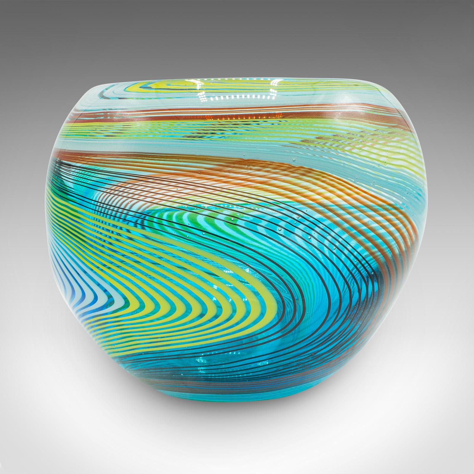 Si tratta di un vaso a forma di boccia di Murano d'epoca. Un piatto da frutta o fioriera in vetro artistico italiano, risalente alla metà del XX secolo, circa 1950.

Un'originale ciotola in vetro di Murano dalla forma generosa e dallo stile