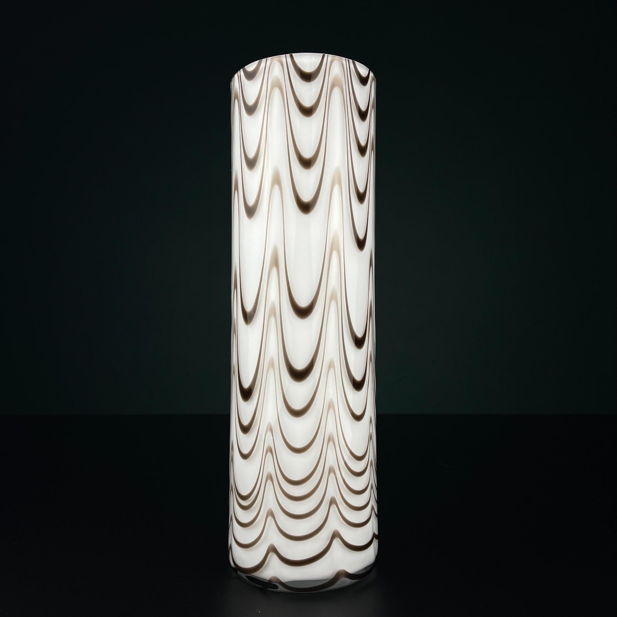 Vintage Murano vase fabriqué en Italie dans les années 1970.

Dimensions :
Largeur : 10 cm
Hauteur : 35 cm

Nous offrons un service d'expédition sécurisé dans le monde entier. Chacun de nos articles est expédié dans une boîte en bois