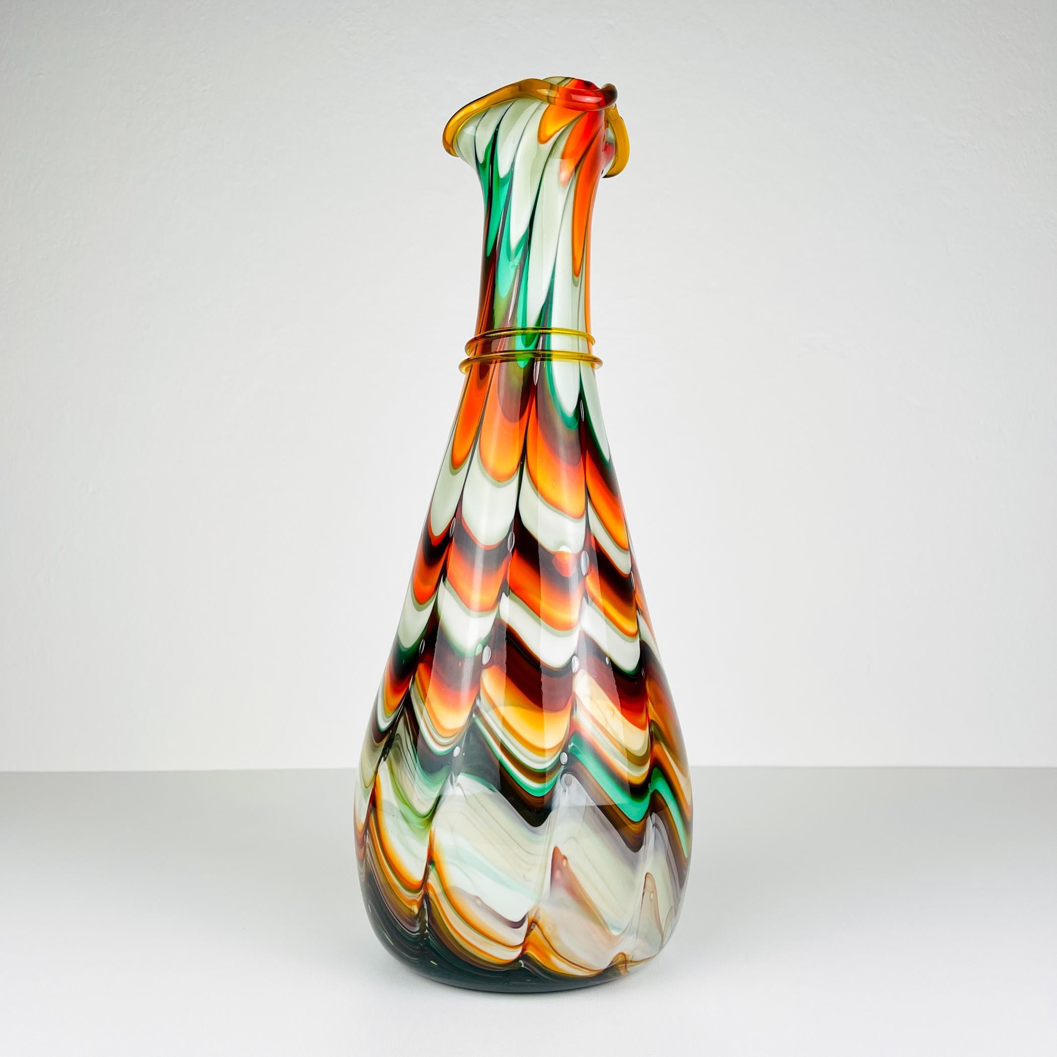 Vintage Murano vase fabriqué en Italie dans les années 1970.

Dimensions :
Largeur : 16 cm
Hauteur : 40 cm

Nous offrons un service d'expédition sécurisé dans le monde entier. Chacun de nos articles est expédié dans une boîte en bois