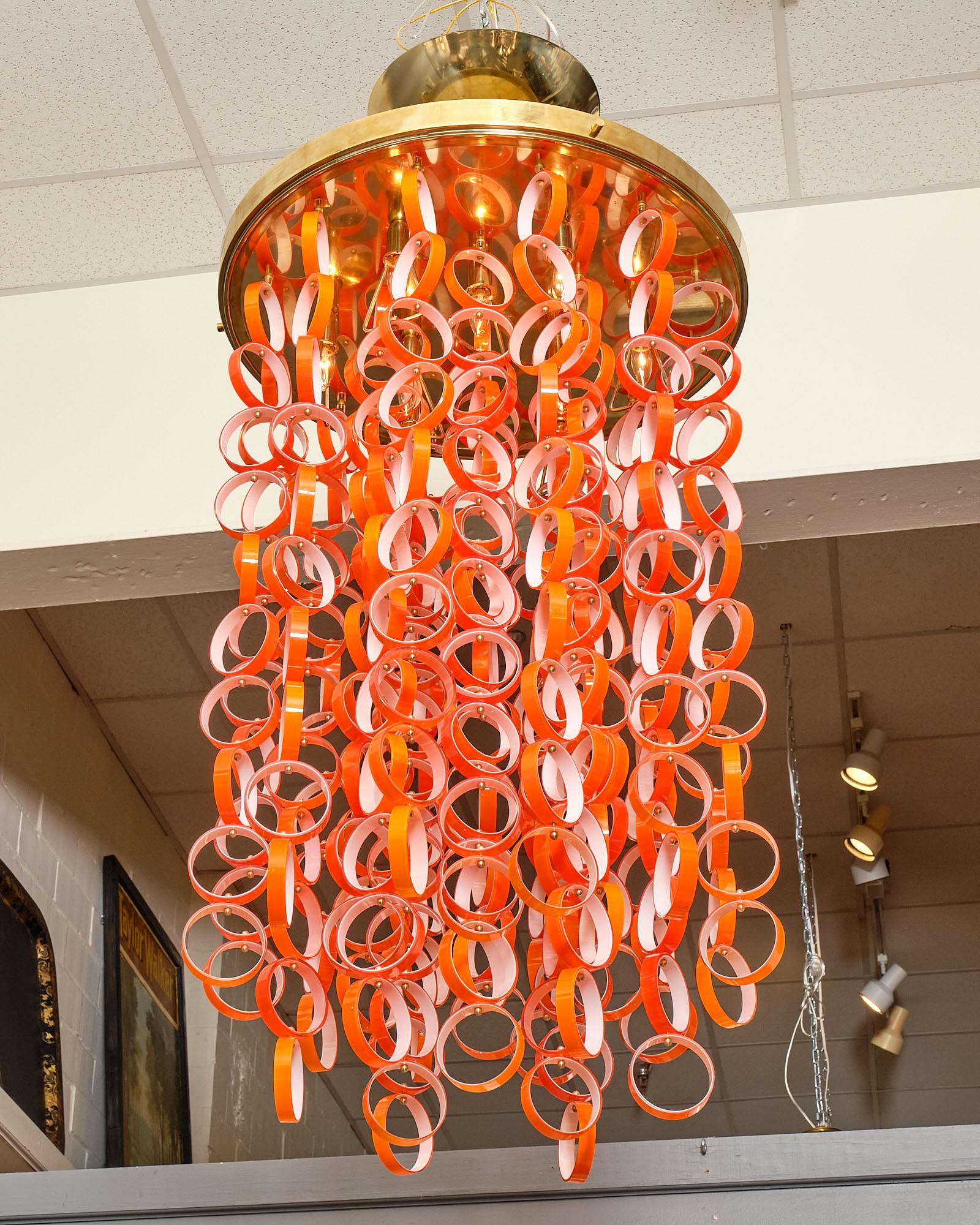 Kronleuchter aus dem legendären Studio Vistosi auf der Insel Murano vor Venedig, Italien. Diese Leuchte hat eine Messingstruktur mit übertrieben geschwungenem Baldachin. Von der Messingstruktur fallen Ketten aus Murano-Glas nach unten. Jeder Strang