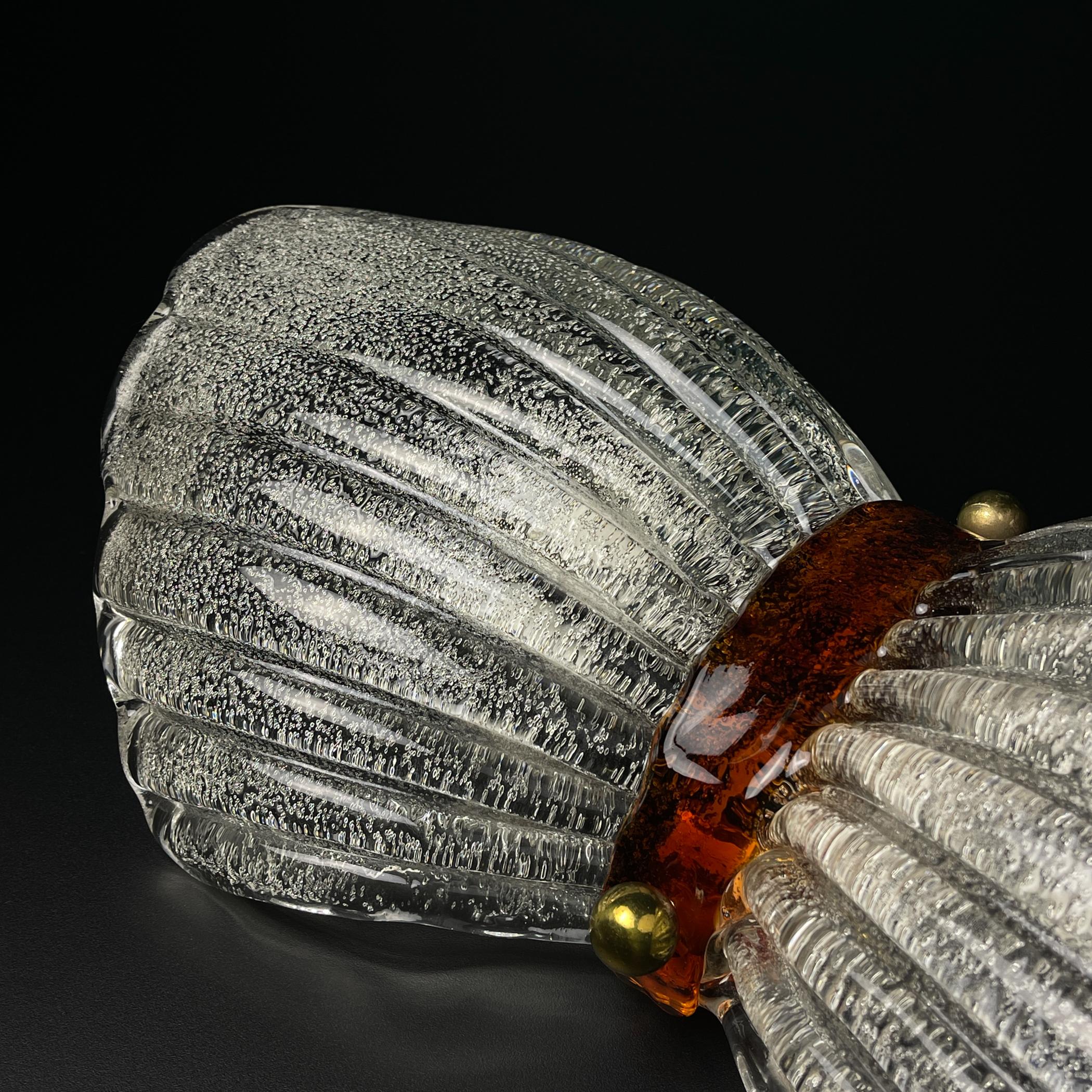 Lampada da parete originale di Murano di Mazzega Murano, realizzata in Italia negli anni '60.

La lampada è in ottime condizioni vintage, senza danni.

Dimensioni:
Larghezza: 22 cm
Altezza: 38 cm
Profondità: 12 cm / 4,7 pollici

La lampada richiede