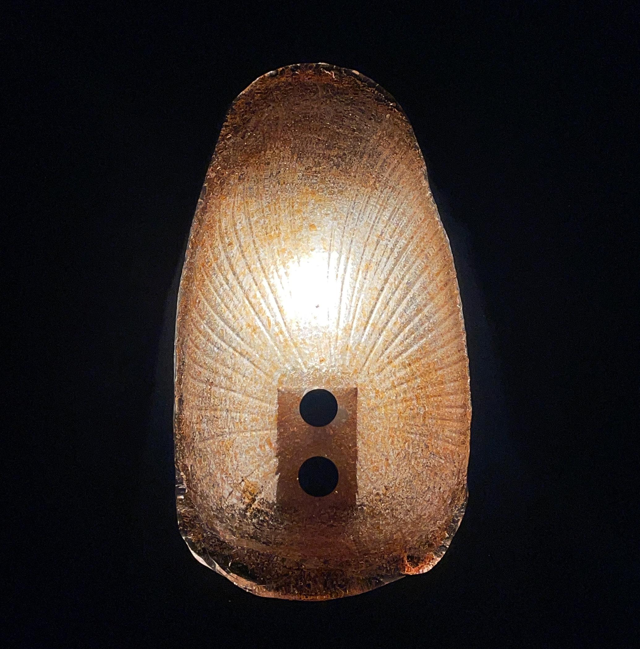 Original murano wall lamp Seashell made in Italy in the 1970s.

The lamp is in good vintage condition, with no damage.

Dimensions:
Width: 13 cm / 5.12 inches
Height: 25 cm / 9.8 inches
Depth: 8 cm / 3.14 inches

Lamp requires European E14 lightbulb