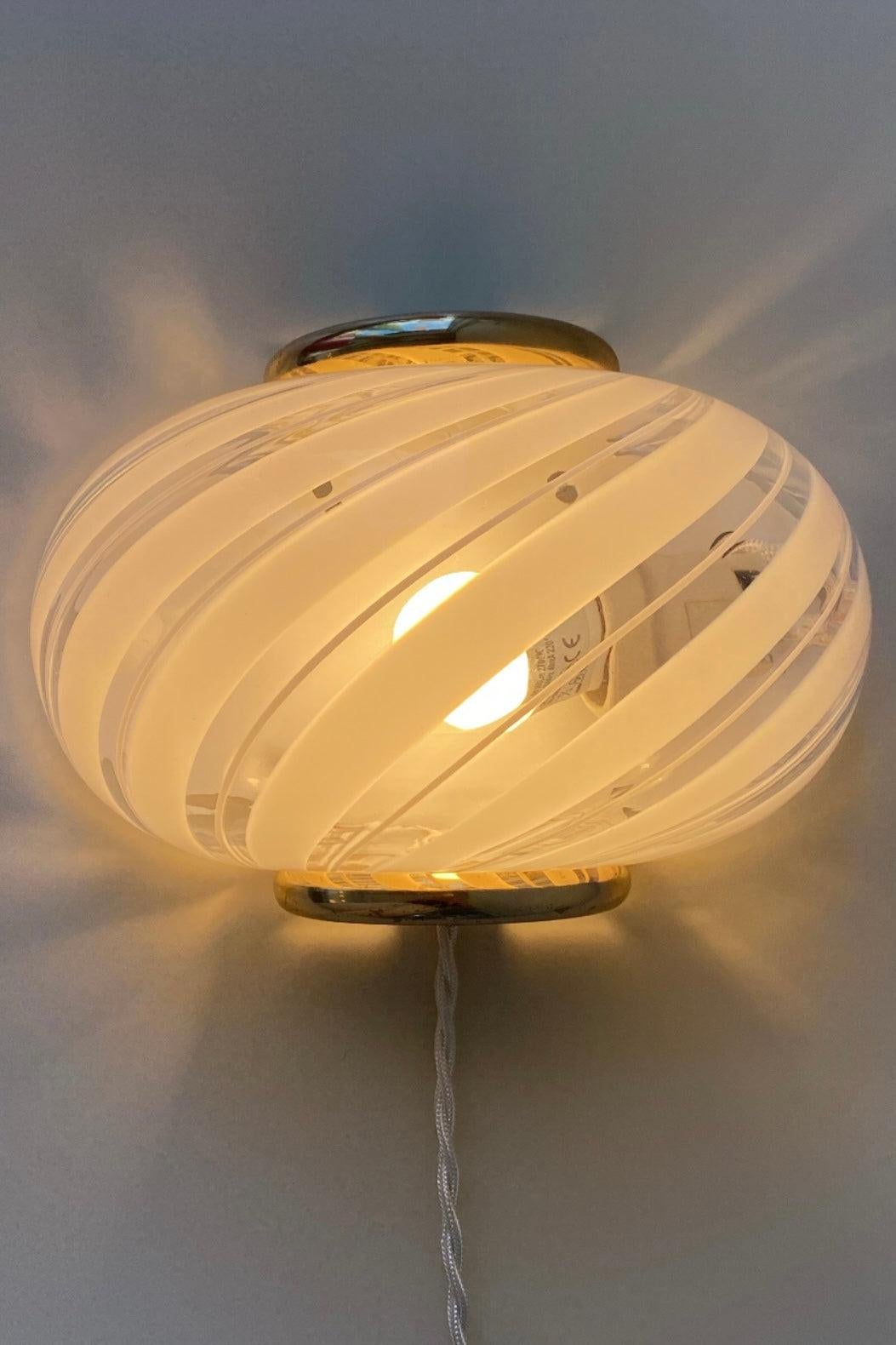 Vintage Murano wall lamp in white glass with swirl pattern and brass fittings. Perfect size for your entrance hall, living room or bedroom. Super easy to fit. Mouth blown in Italy, 1960s/70s, swirl may vary. Size 22x15 cm.
Item 532-3 + 532-4.