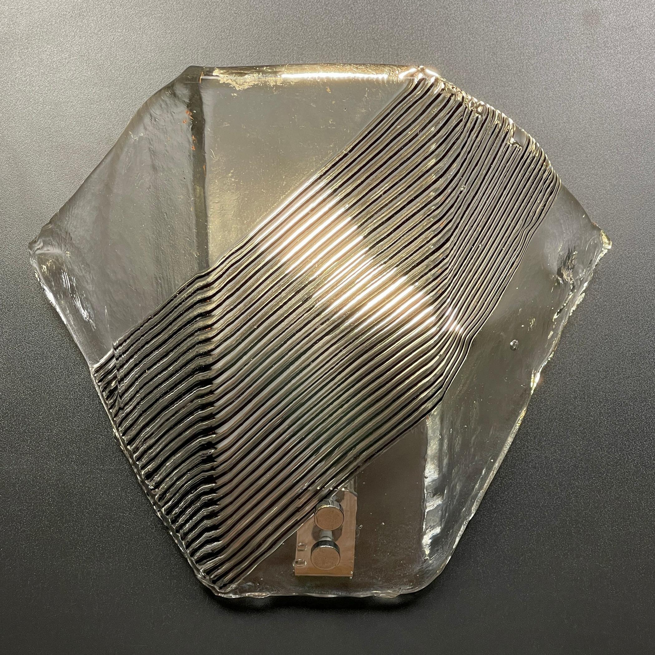Eleva il tuo arredamento con questa squisita lampada da parete vintage di Murano, realizzata in Italia negli anni Settanta. Questa applique in stile Mid-Century Modern incarna un'eleganza senza tempo e una maestria artistica.
Questa lampada da