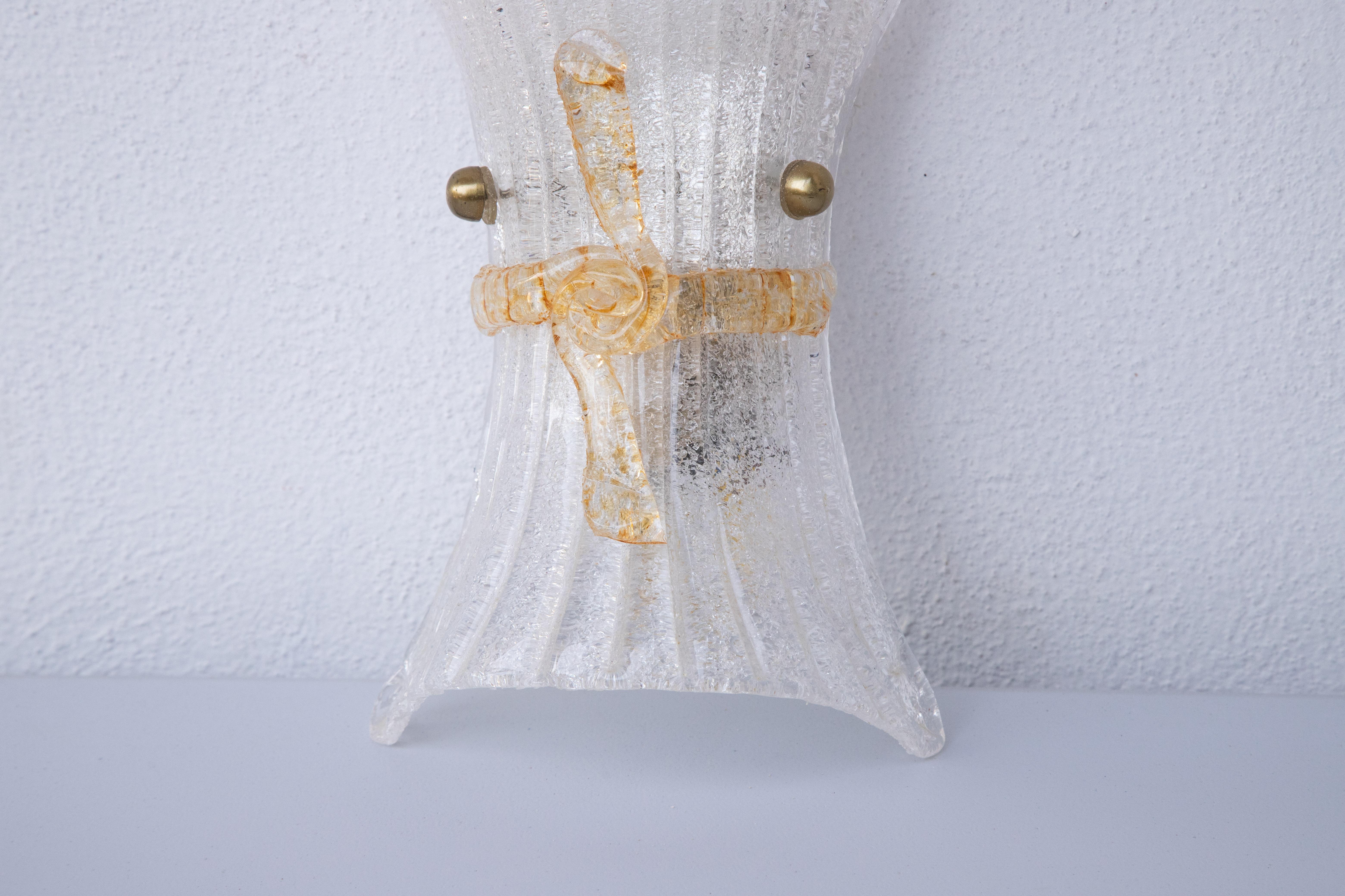 Wonderful Murano wall sconce.
Excellent vintage condition.

The light mounts one e14 lights, European standard.

Measurements: Height 28 centimeters, width 22 centimeters, depth 8 centimeters.
