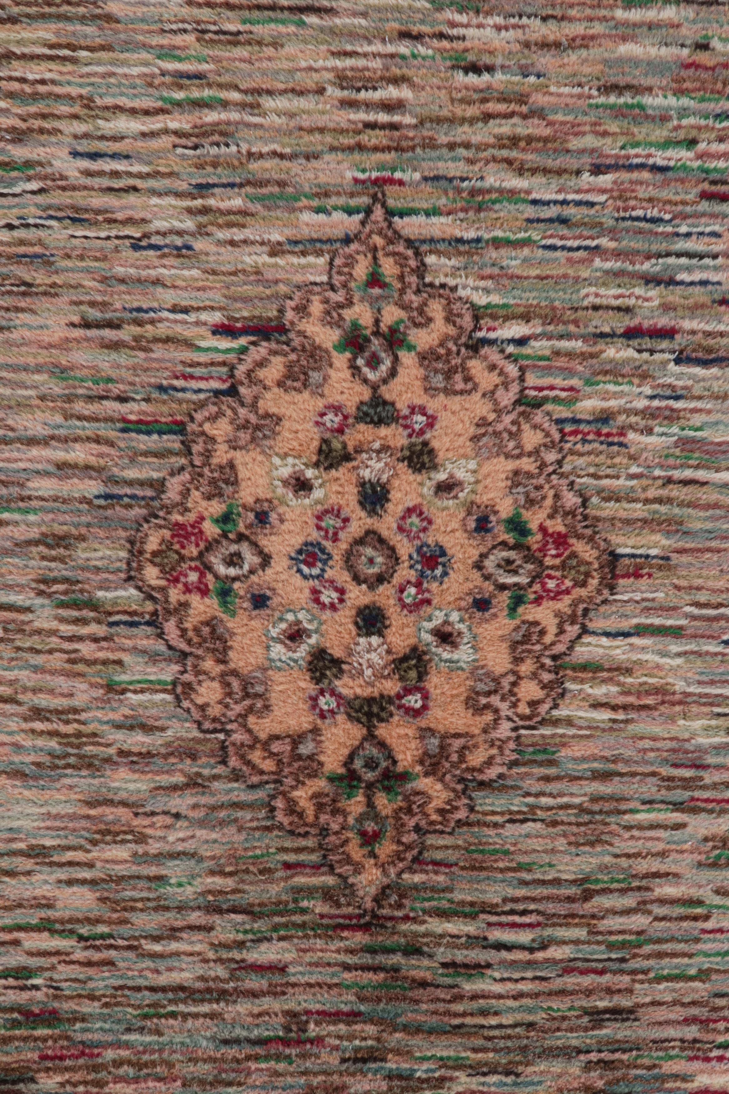 Vintage Müren Teppich, mit abstraktem mehrfarbigen Feld und Medaillon, von Rug & Kilim (Mitte des 20. Jahrhunderts) im Angebot