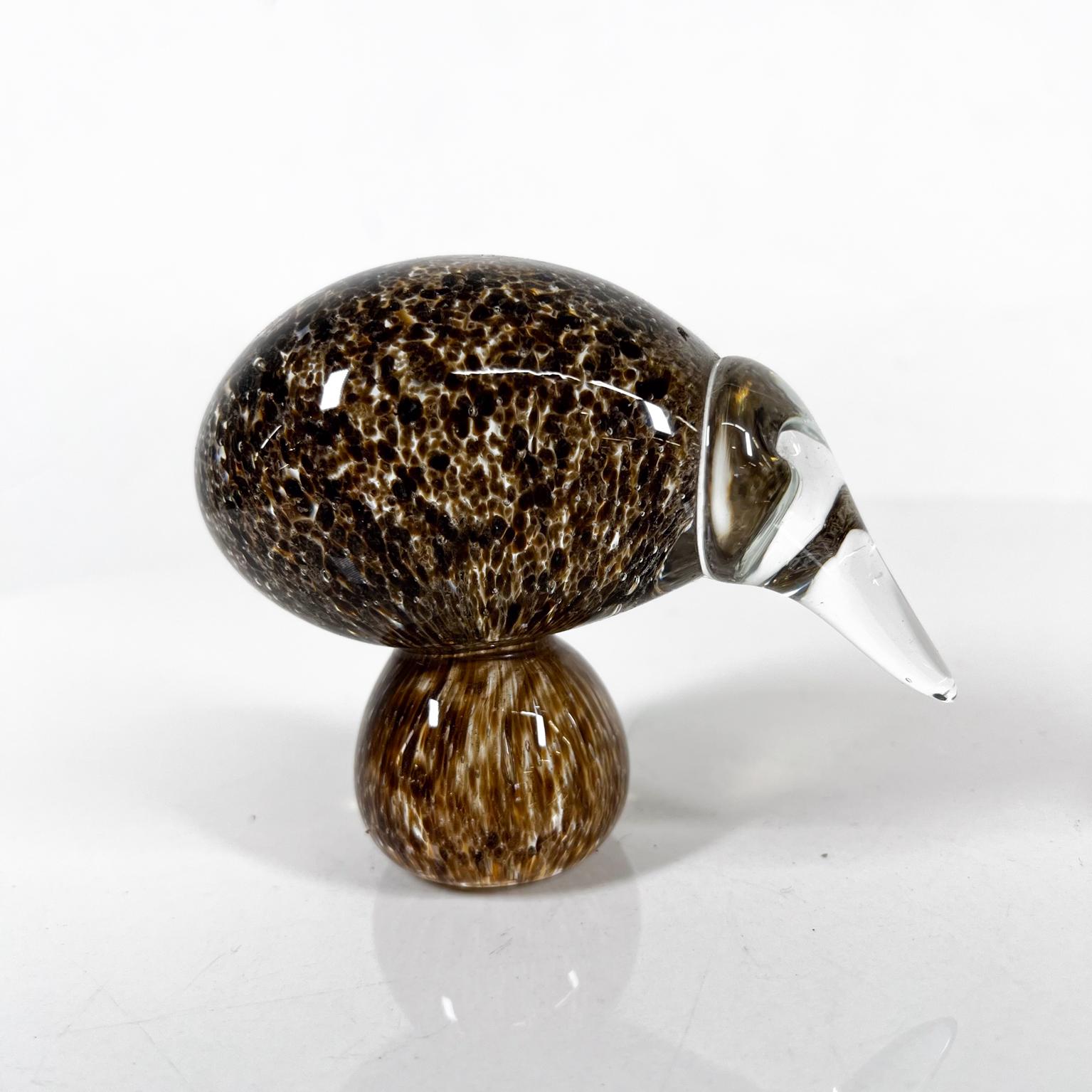 Modern Murphy Art Glass Kiwi Bird Paperweight, New Zealand 1